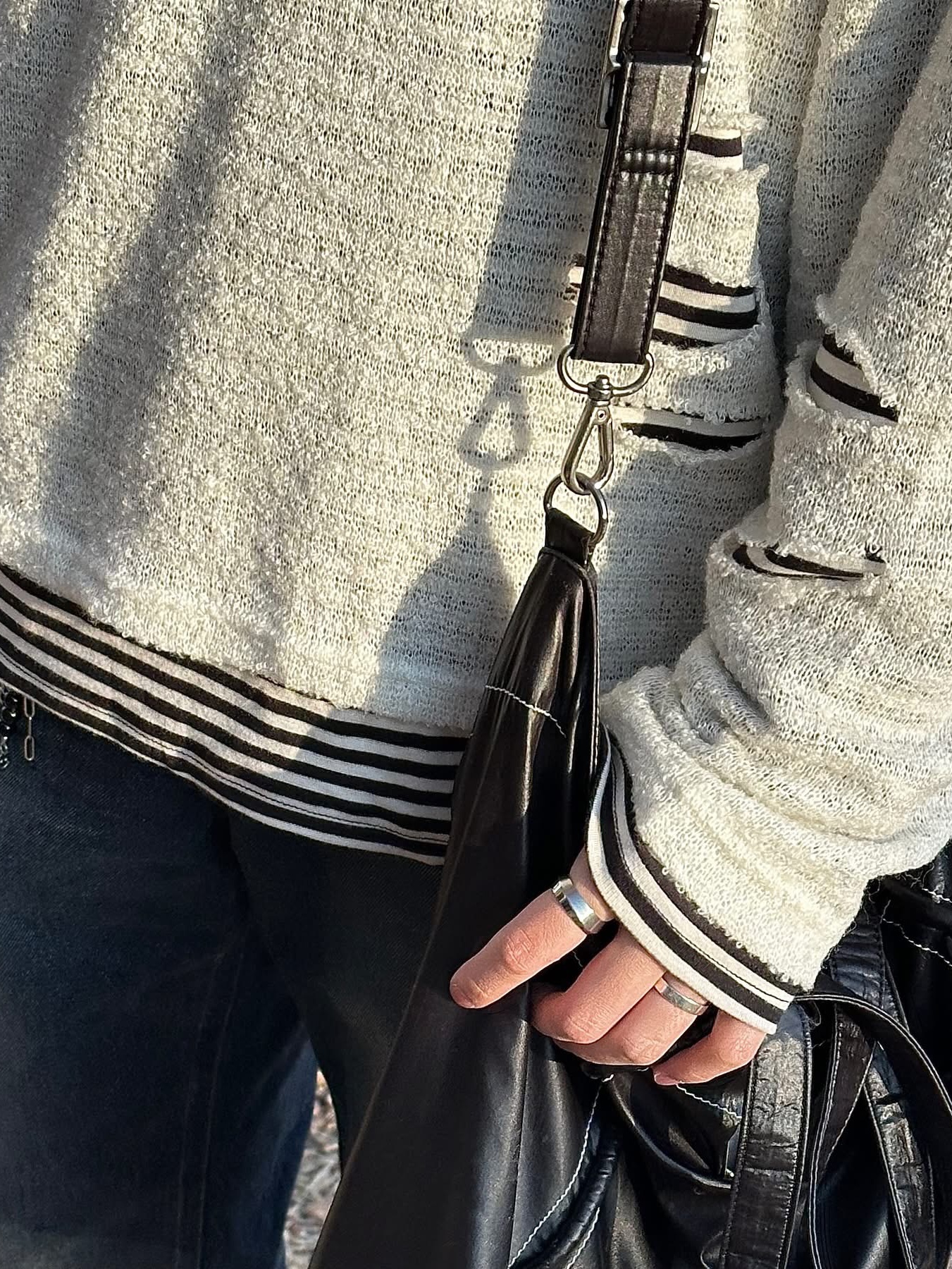 Matin Kim Big Coating Tote Bag Black, Our Legacy Ladon Leather Keychain Black 착용 스타일 - 7