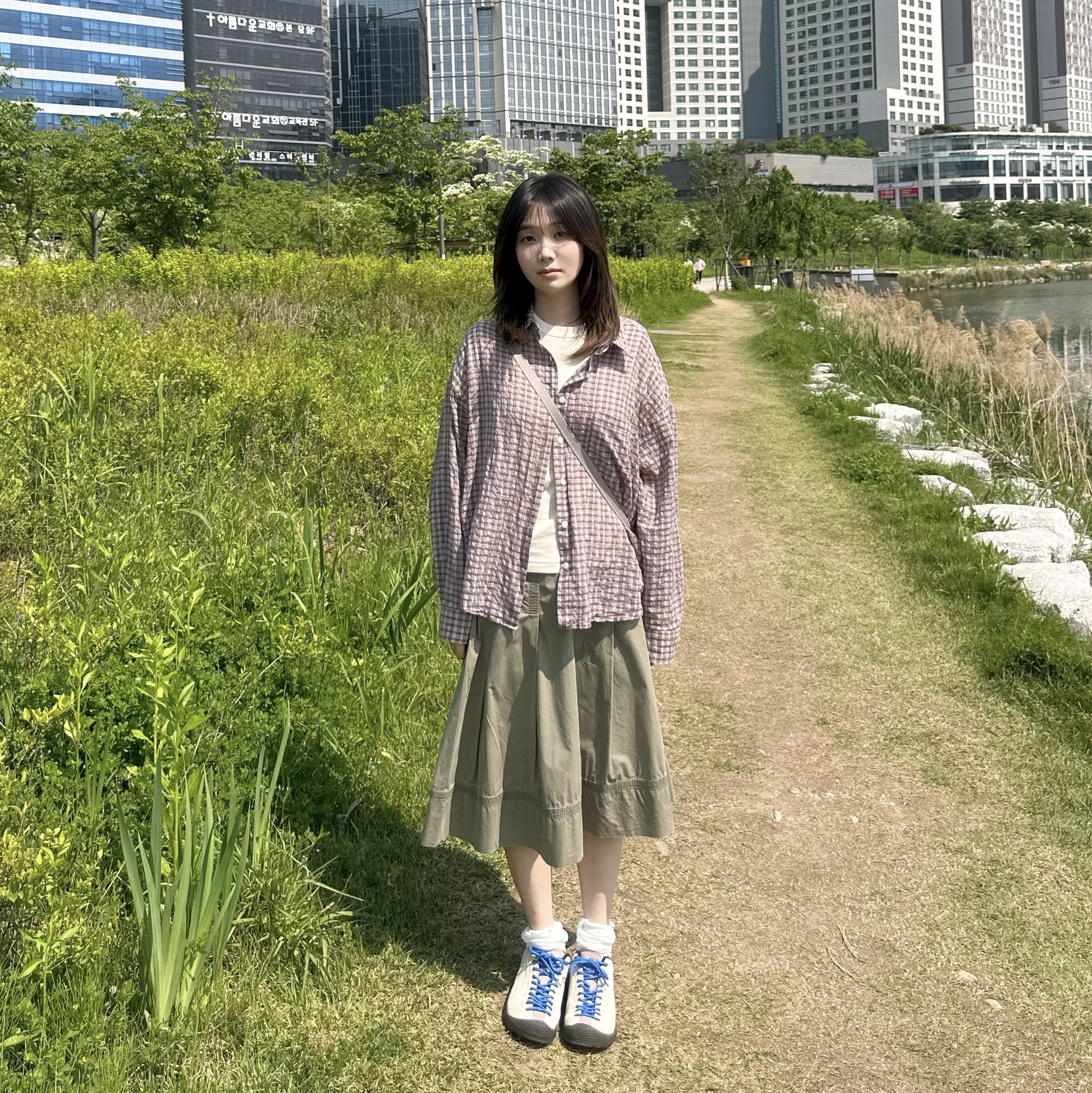 (W) Keen Jasper Suede Sneakers Birch Fawn 착용 스타일 - 3