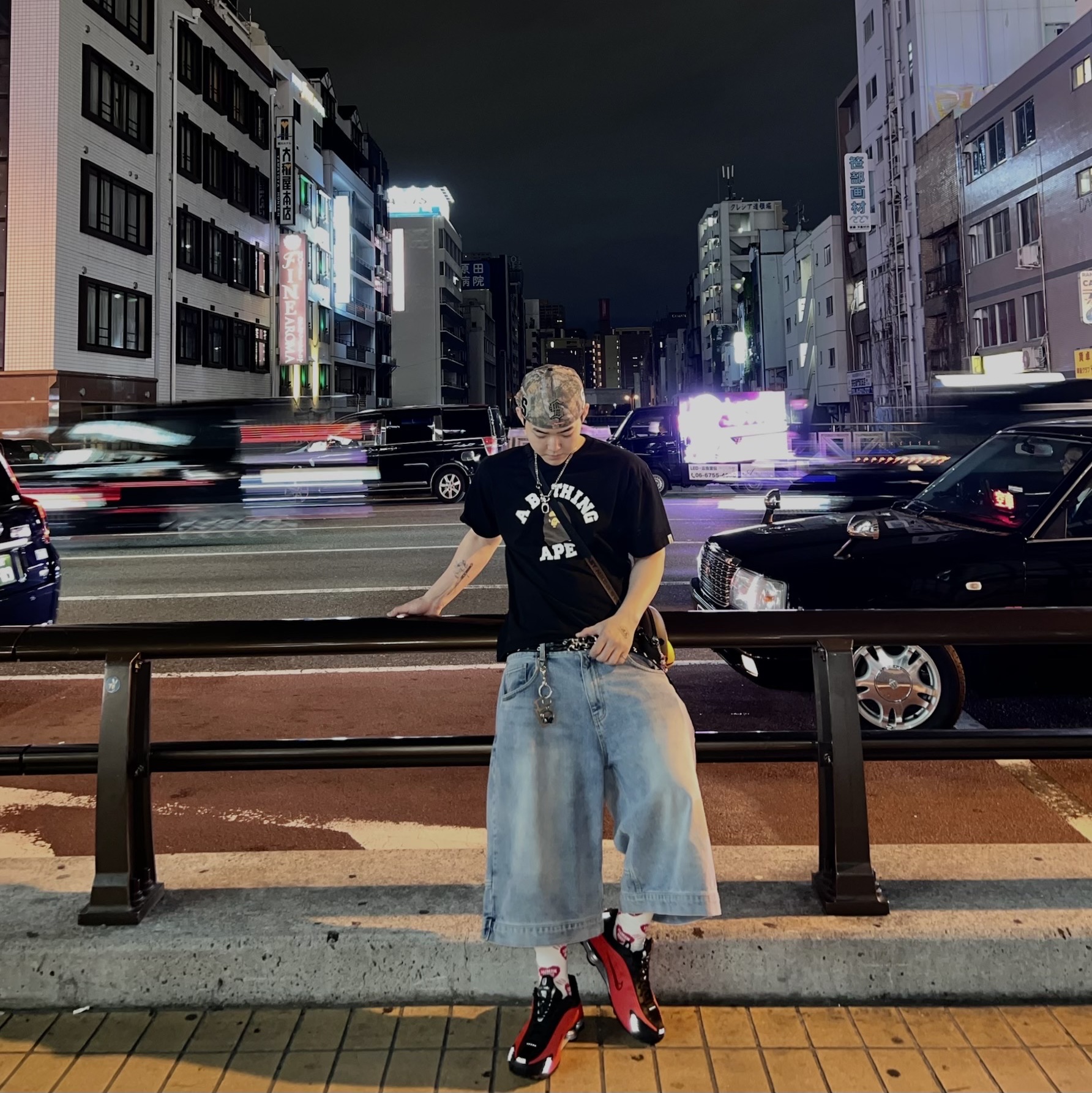 Nike Shox R4 University Red Black, BAPE College T-Shirt Black 착용 스타일 - 1