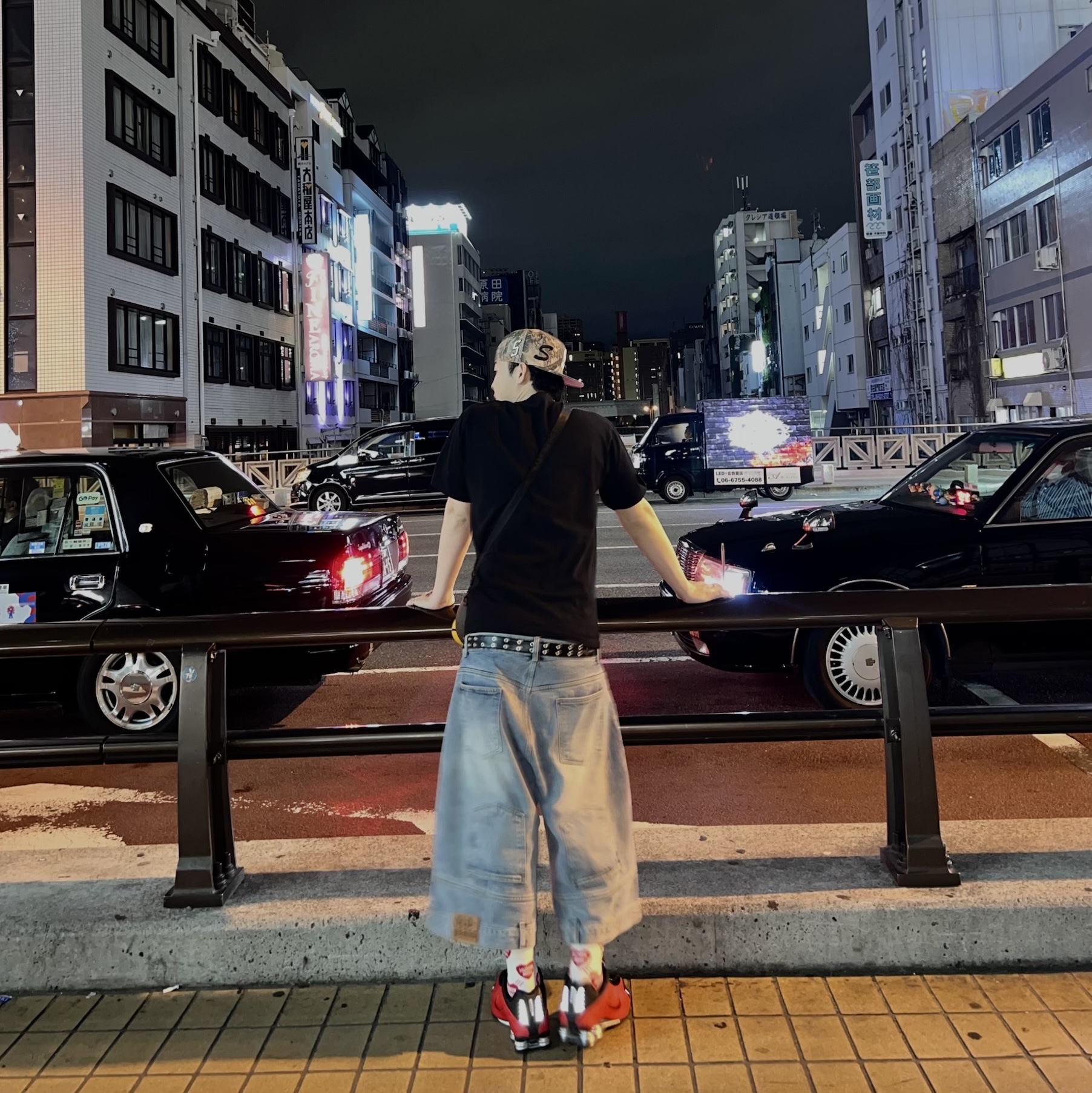 Nike Shox R4 University Red Black, BAPE College T-Shirt Black 착용 스타일 - 2
