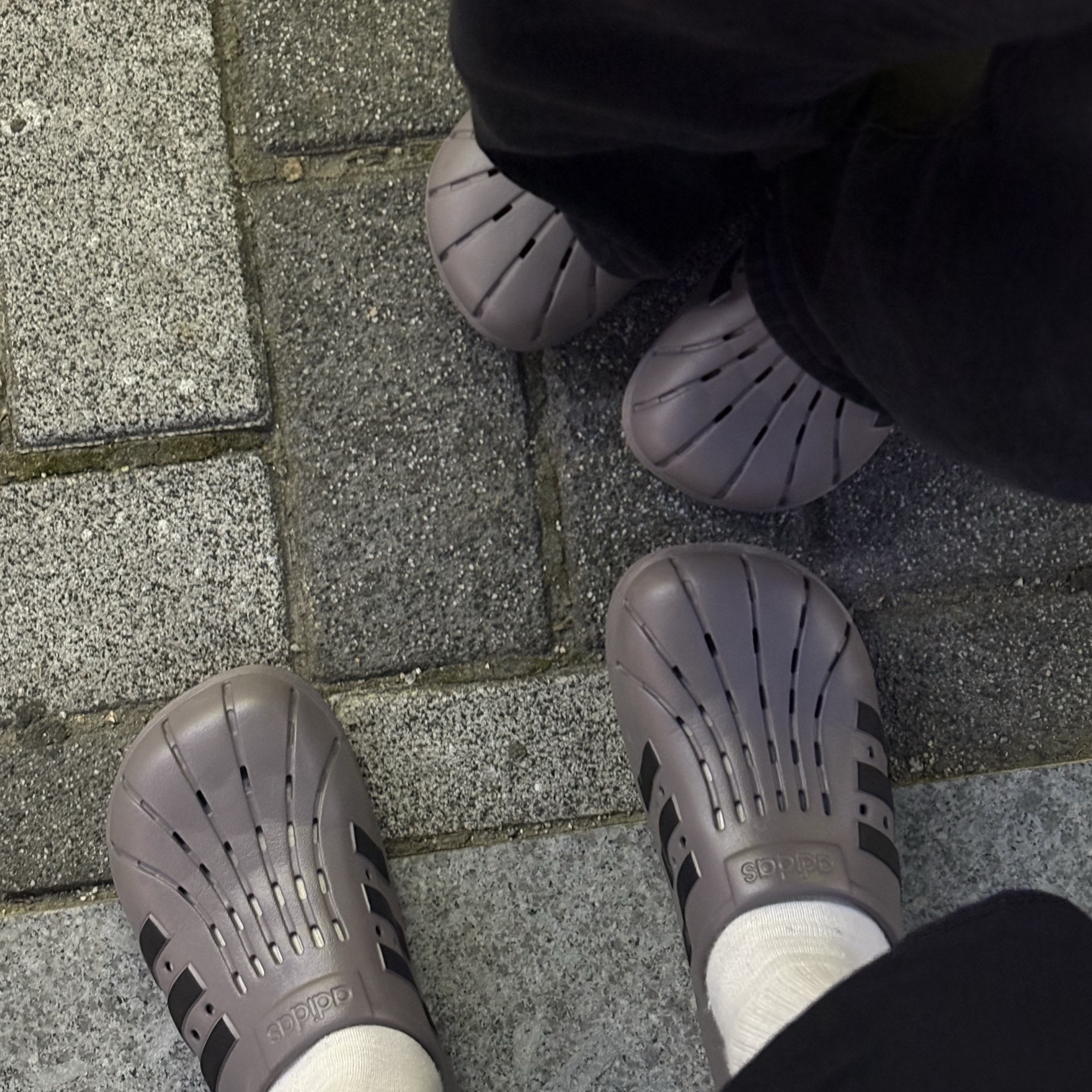Adidas Adilette Clogs Taupe Oxide Core Black 착용 스타일