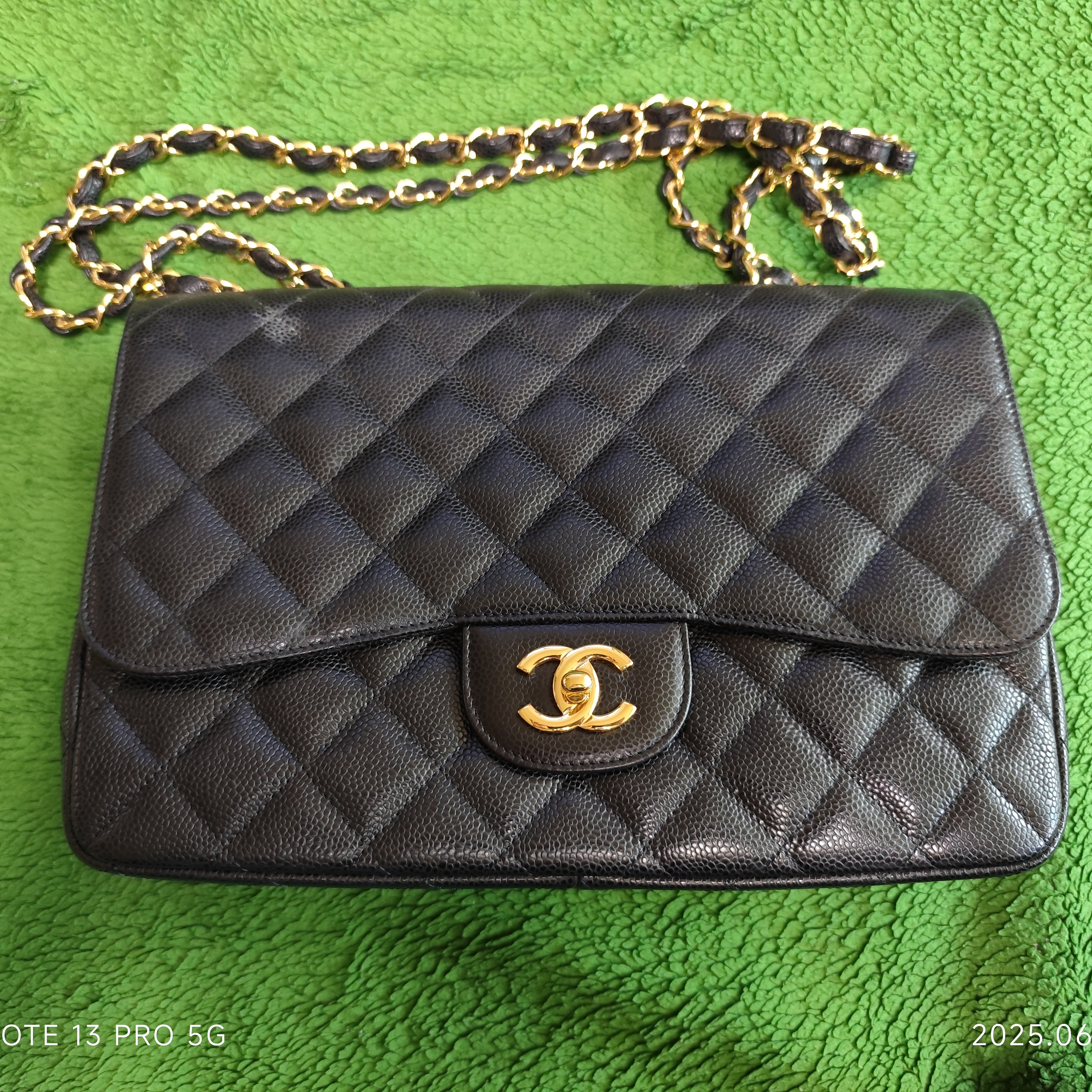 Chanel Classic 11.12 Handbag Grained Shiny Calfskin & Gold Dark Blue 착용 스타일 - 1