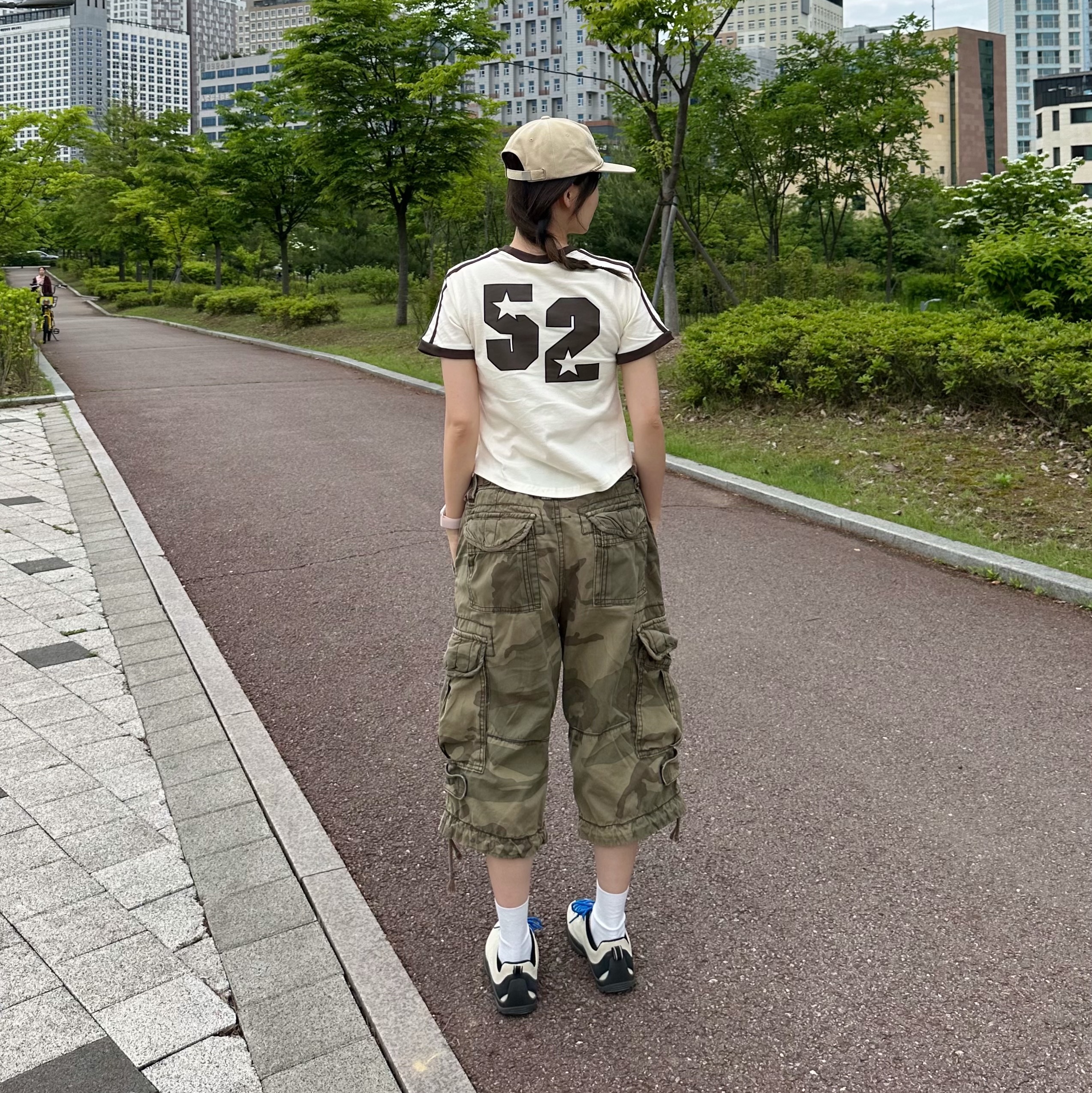 (W) Keen Jasper Suede Sneakers Birch Fawn 착용 스타일 - 2