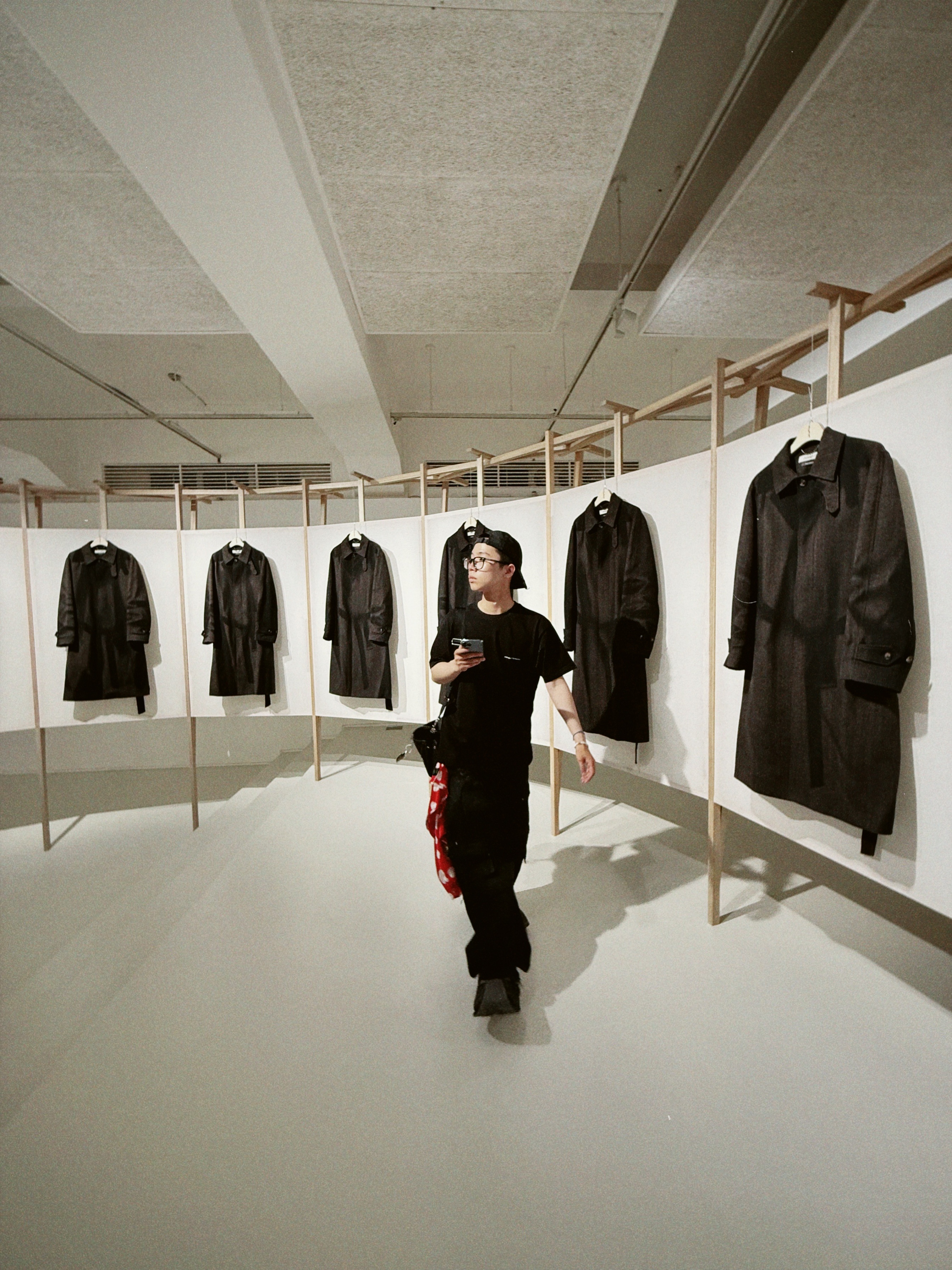Balenciaga Platform Reduced Sneakers Dark Grey, Balenciaga Cotton Ripstop Large Fit Cargo Pants Black 착용 스타일 - 2