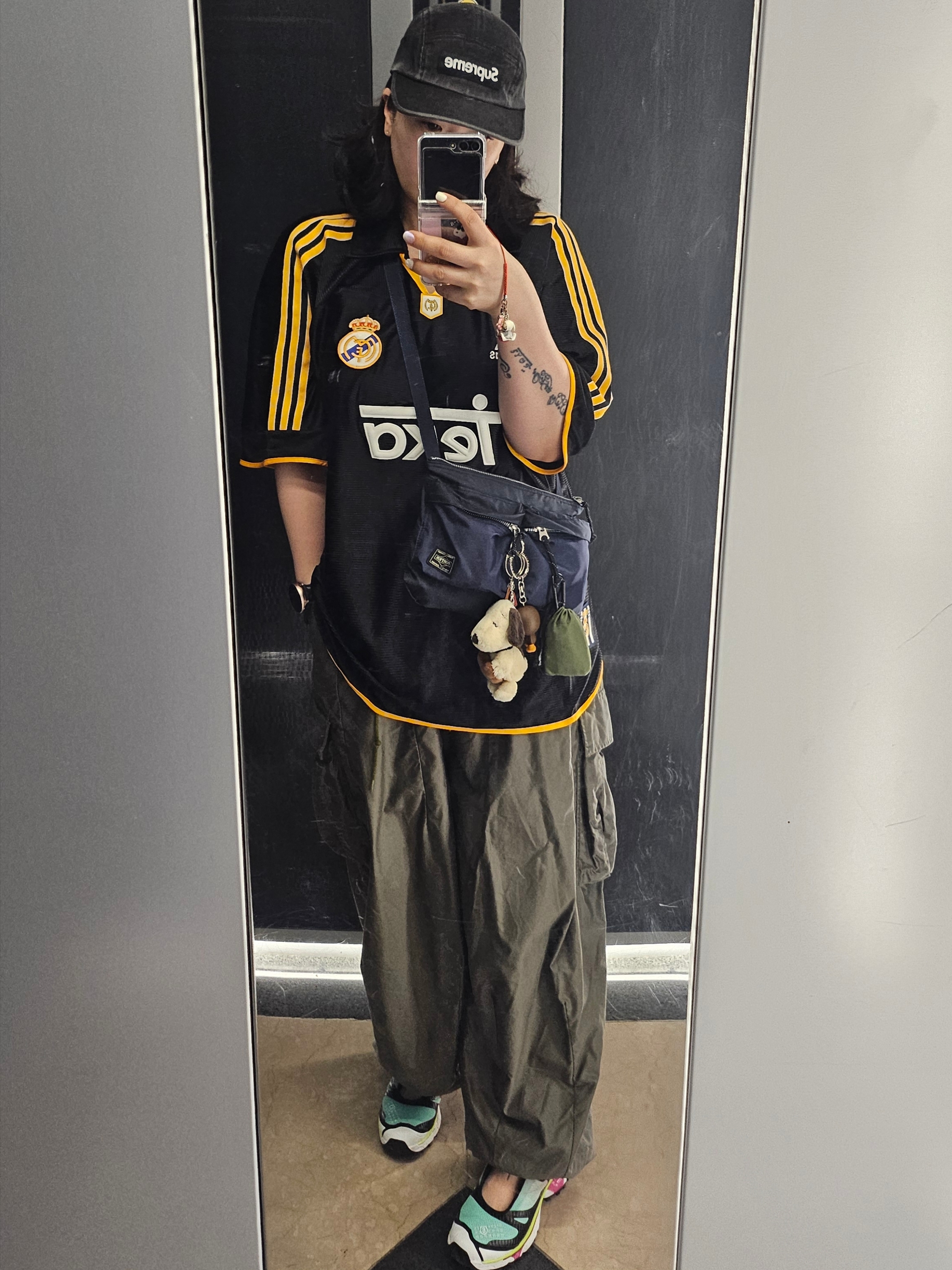 Adidas Real Madrid 99/00 Away Jersey Black - KR Sizing (Non Marking Ver.), Supreme Washed Chino Twill Camp Cap Black - 25SS 착용 스타일