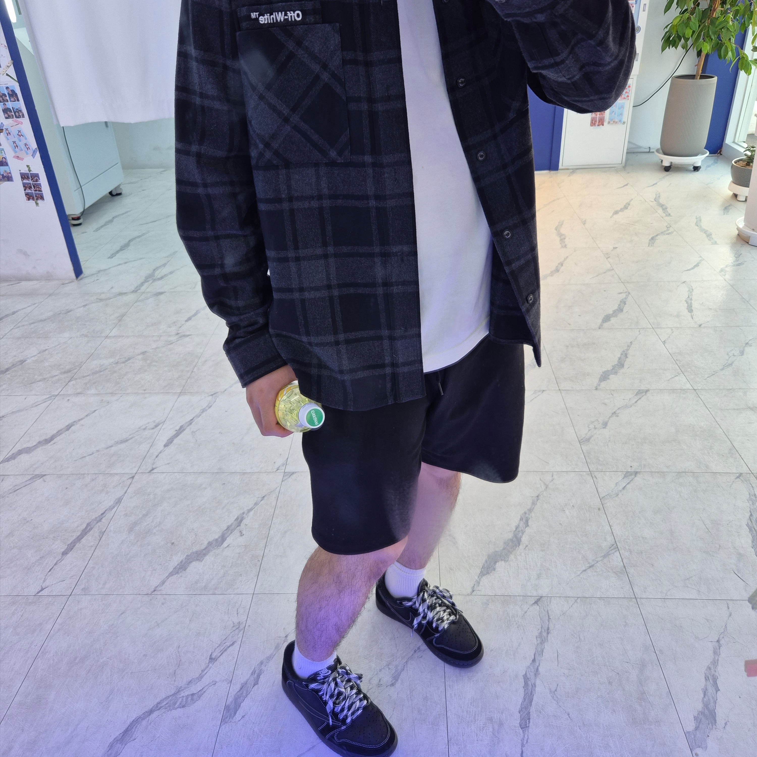 Jordan 1 x Travis Scott Retro Low OG SP Black Phantom 착용 스타일 - 1