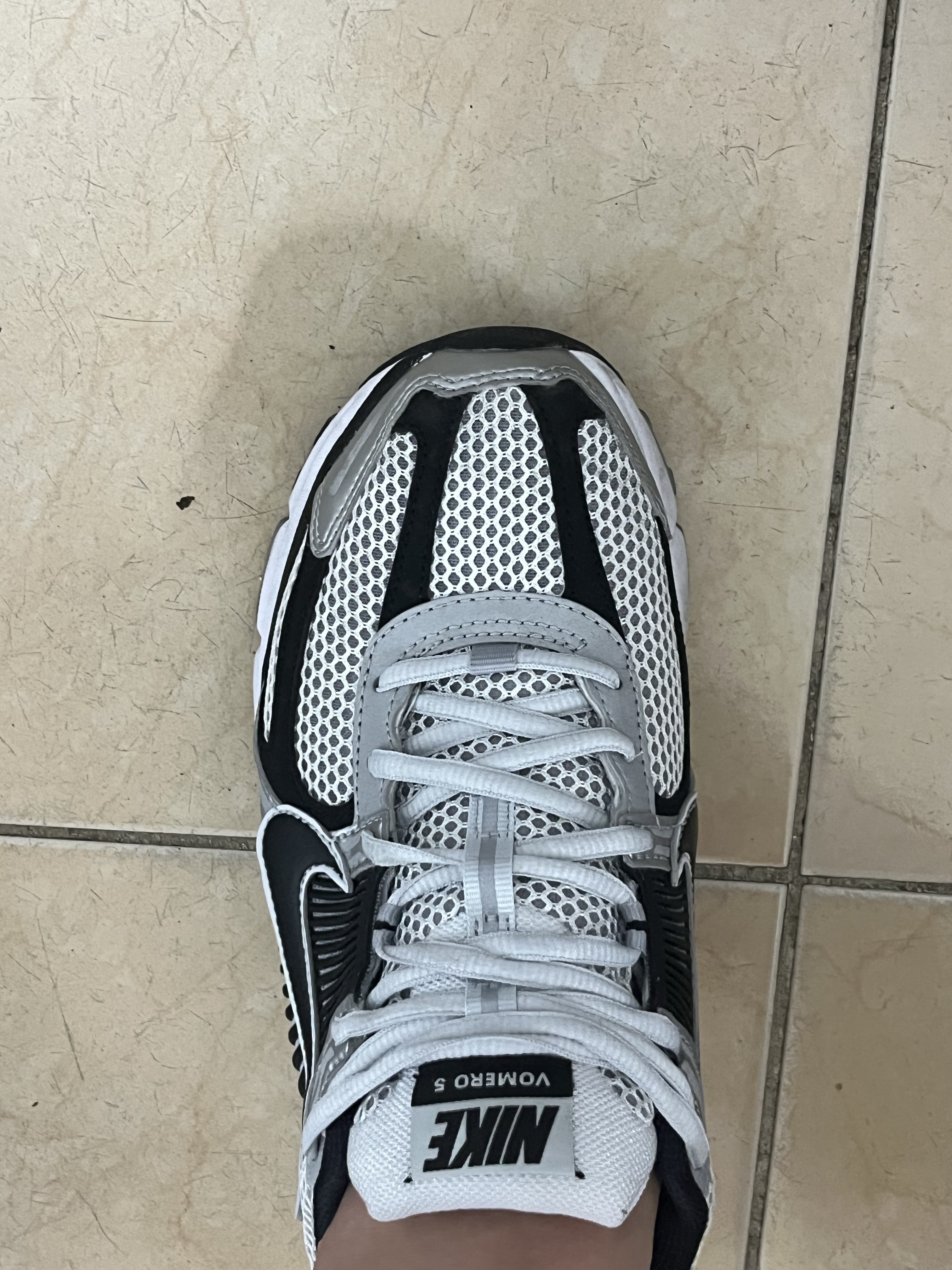 Nike Zoom Vomero 5 Metallic Silver Black 착용 스타일