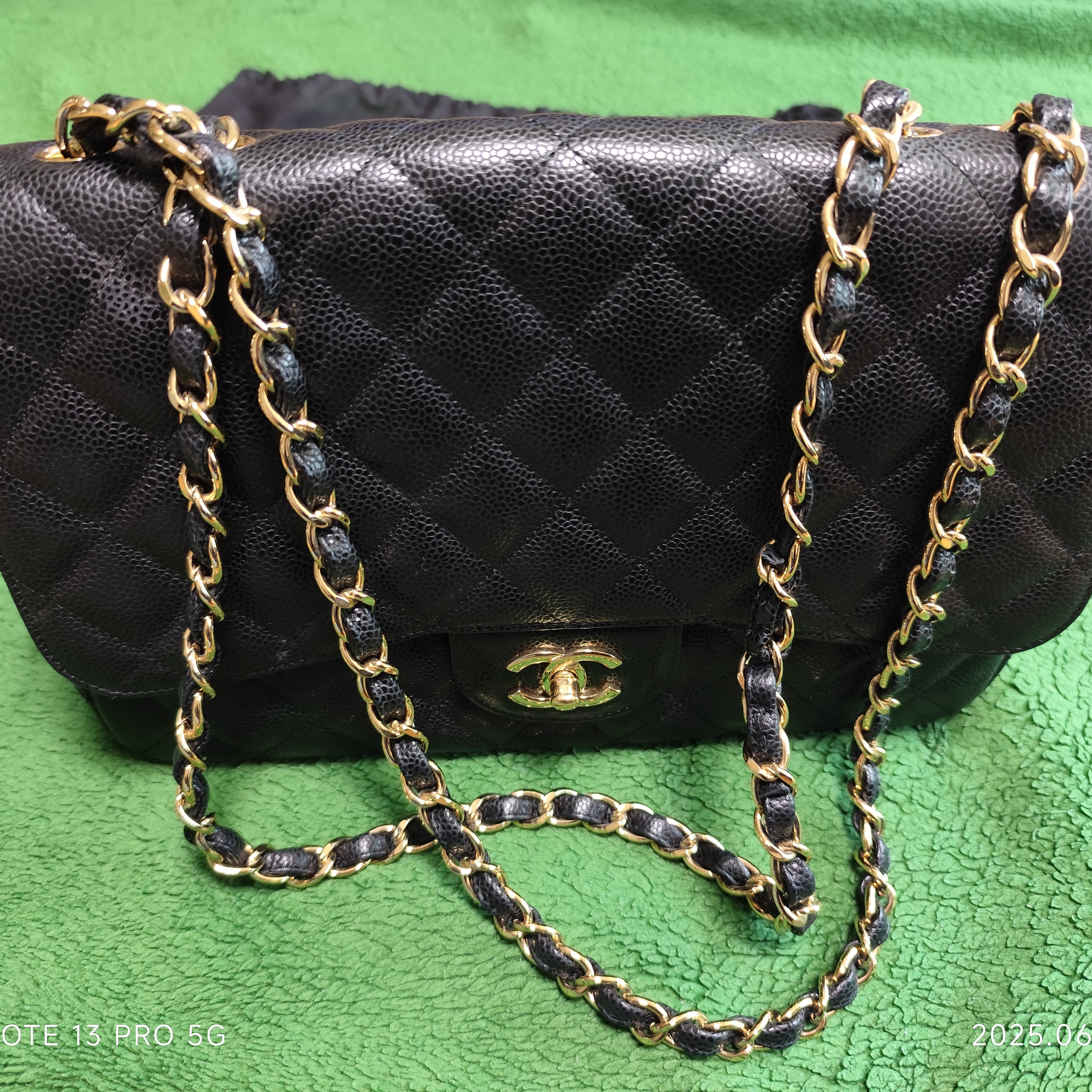 Chanel Classic 11.12 Handbag Grained Shiny Calfskin & Gold Dark Blue 착용 스타일 - 3