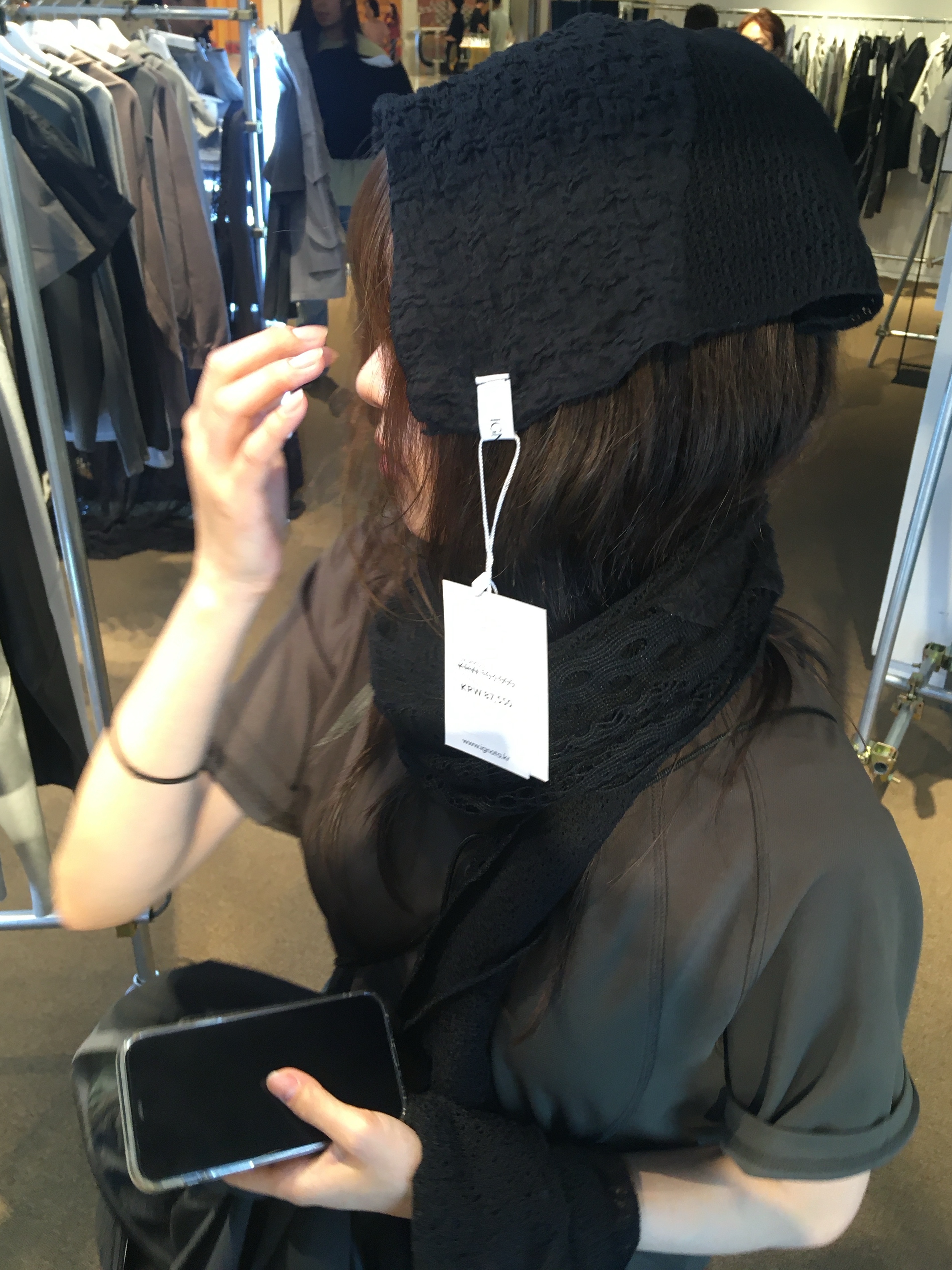 Ignota Core:10 Scarf Black, Sansan Gear Flowing Panel T-Shirt Mud Khaki 착용 스타일