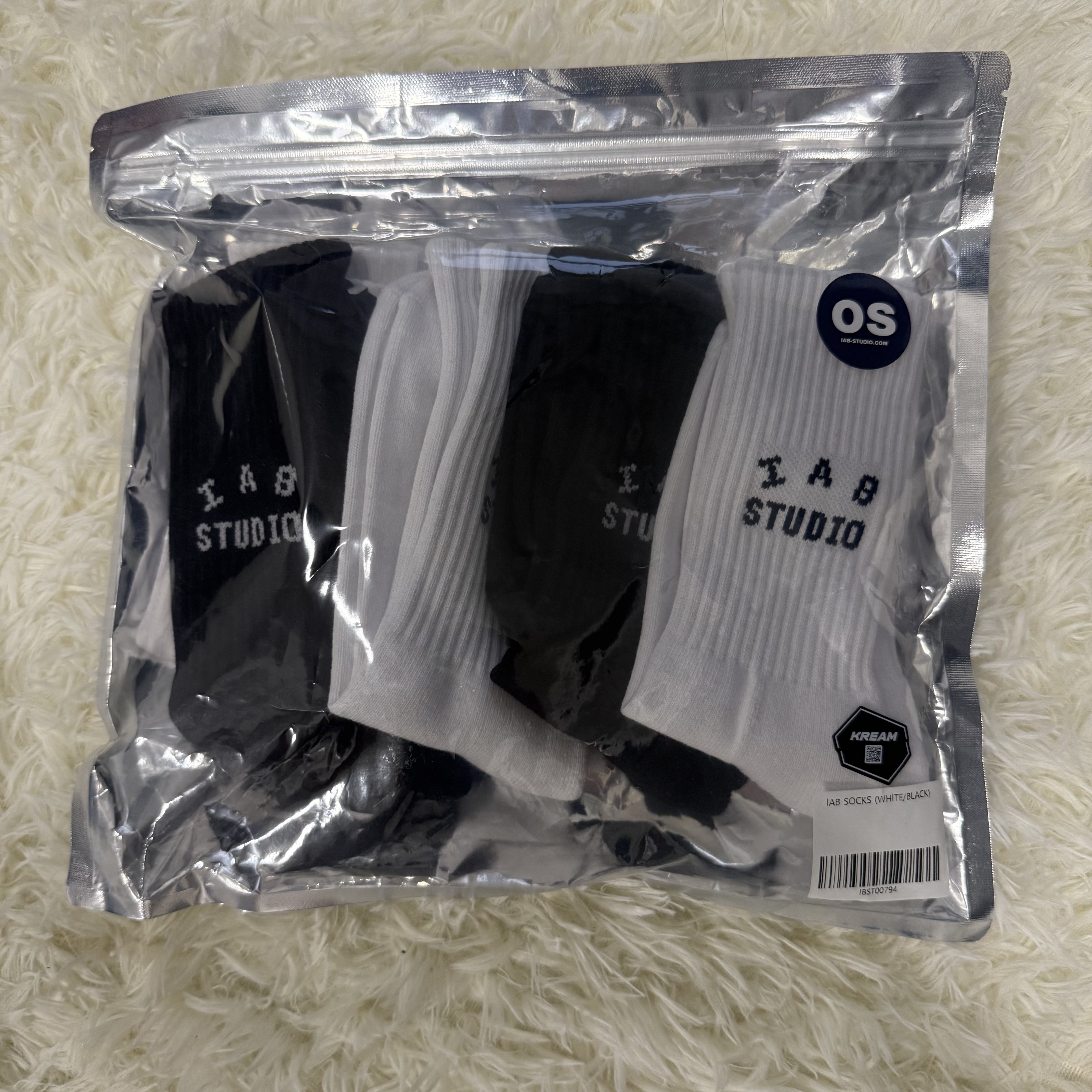 IAB Studio Socks White Black (5 Pack) 착용 스타일