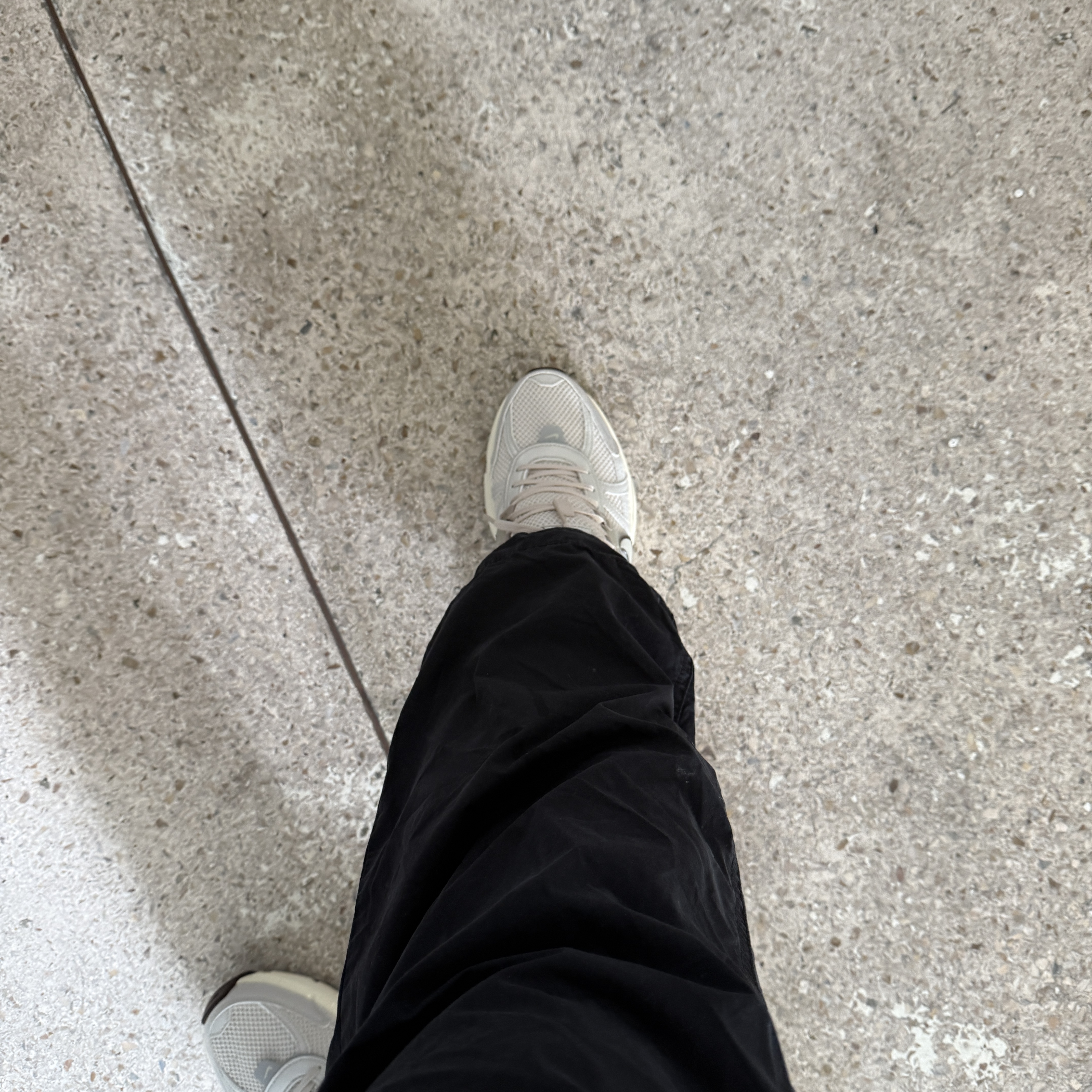 Nike V2K Run Light Orewood Brown Khaki 착용 스타일 - 2