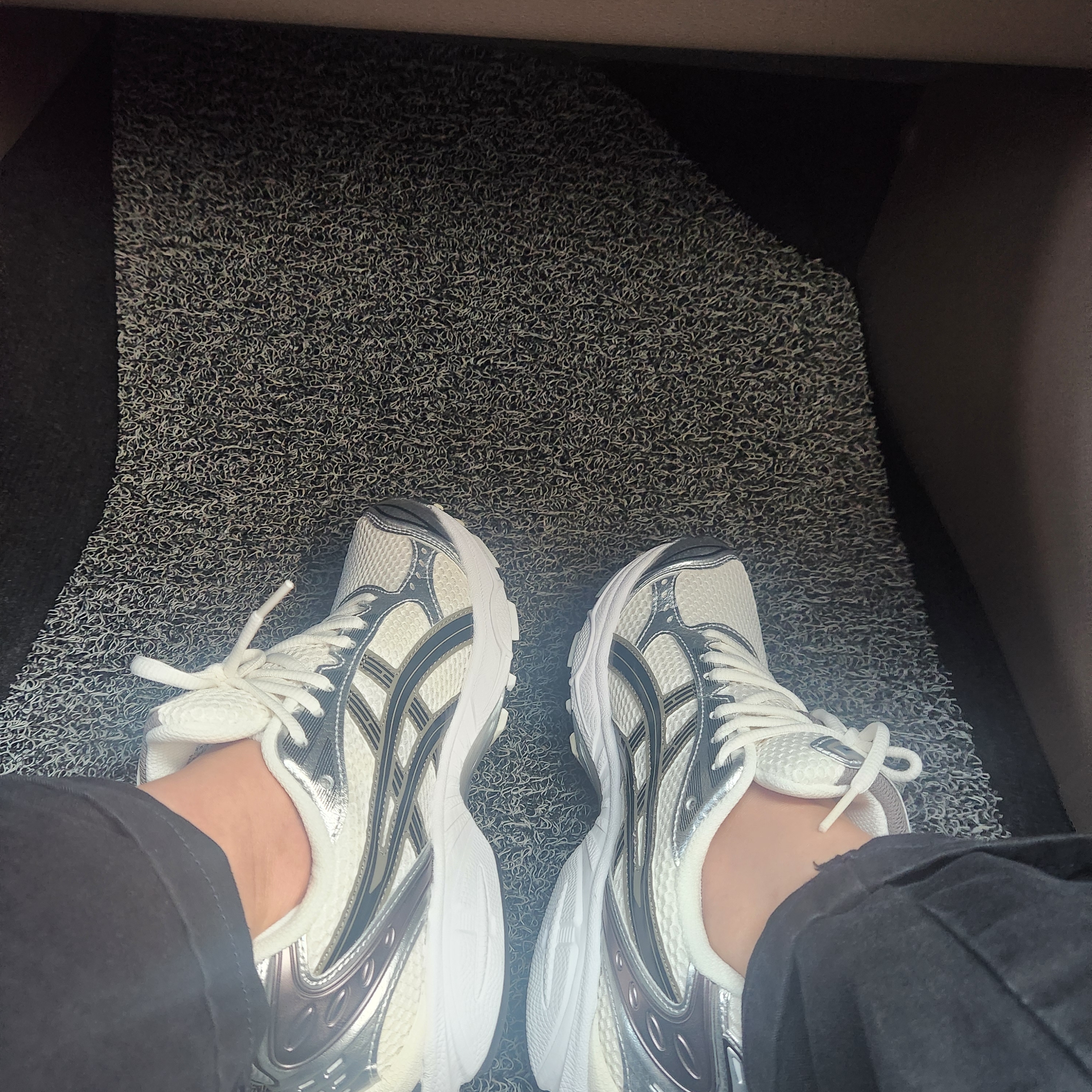 Asics Gel-Kayano 14 Cream Black 착용 스타일