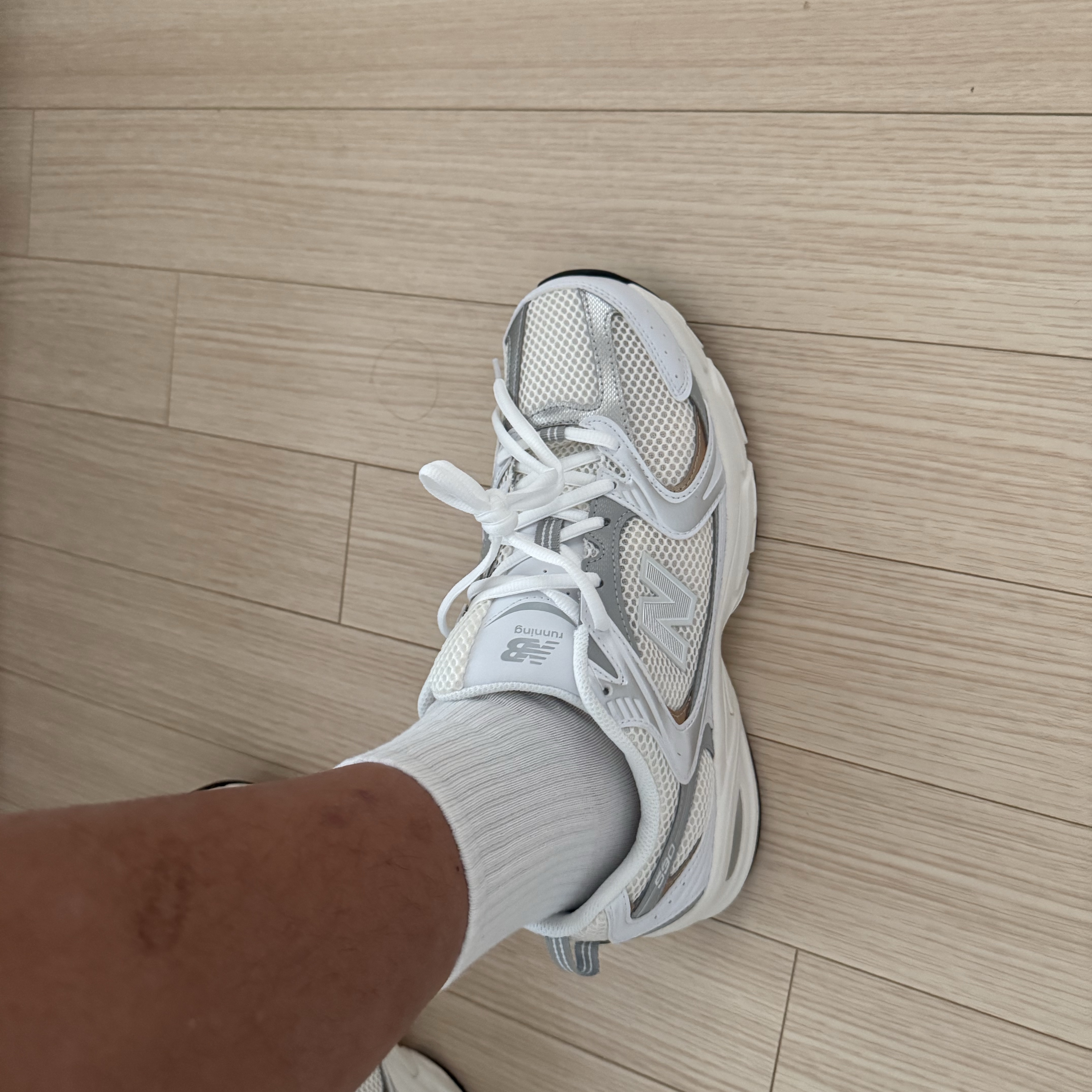 New Balance 530 Angora Cream Gold 착용 스타일