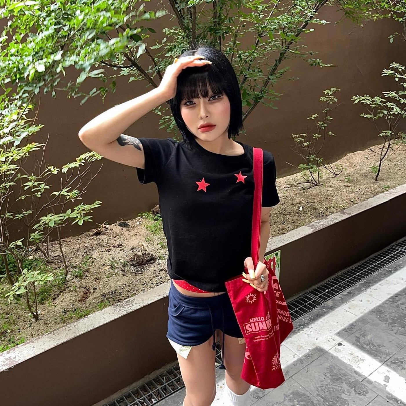 Thevinylhouse Star T-Shirt Black 착용 스타일