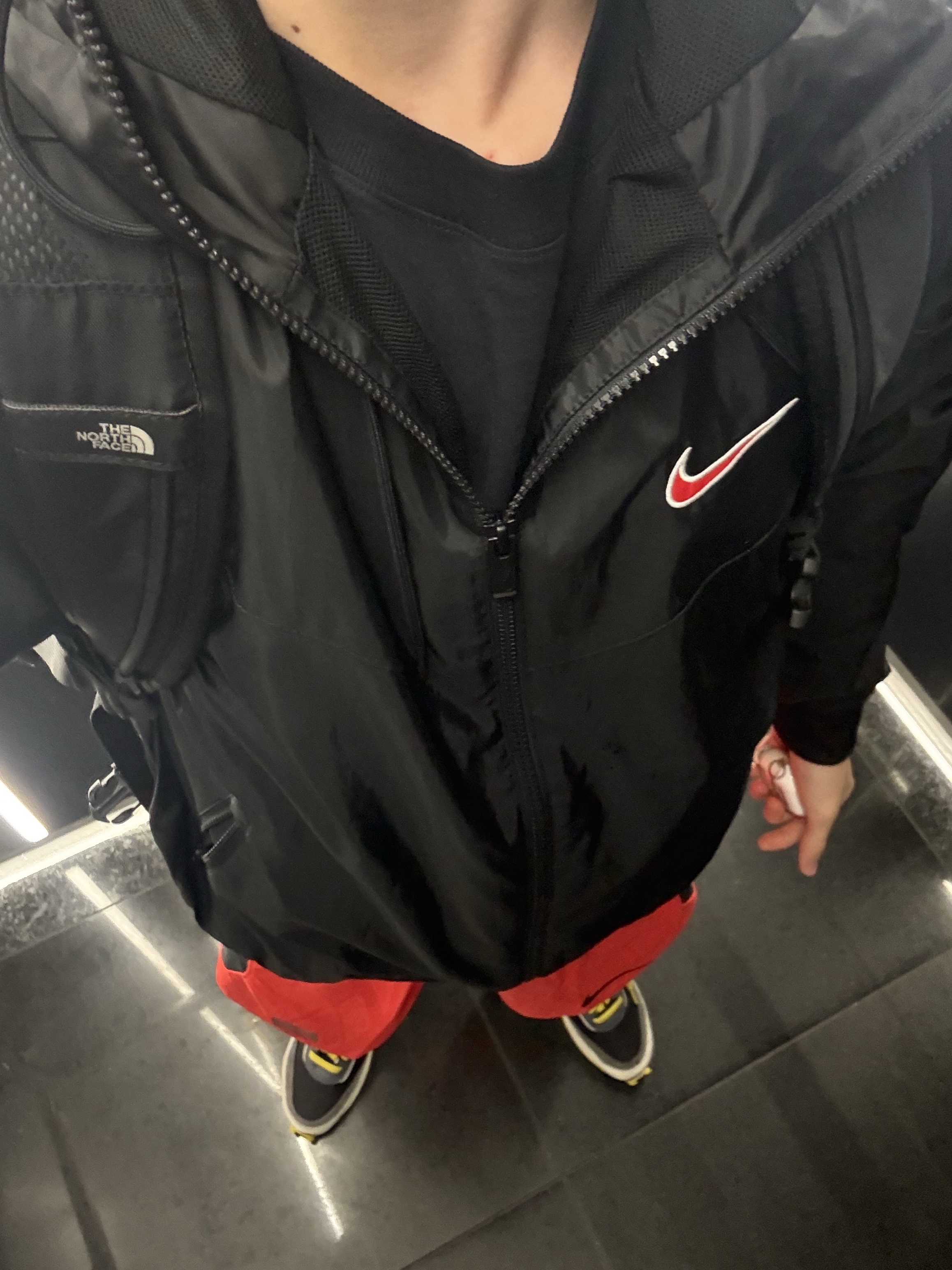 Nike Windrunner Woven Legend Jacket Black - Asia, Nike Korea 2022/23 Dri-Fit ADV Player Issue Home Shorts Global Red (Non Marking Ver.) 착용 스타일