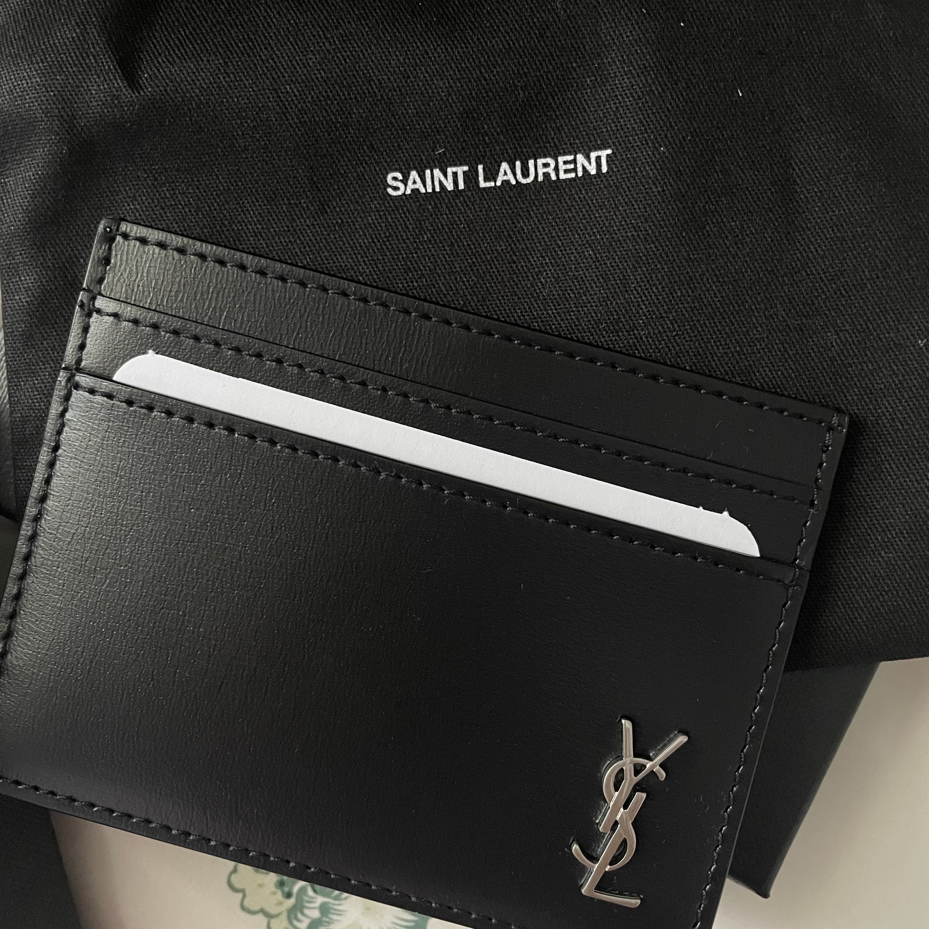 Saint Laurent Tiny Silver Monogram Card Case in Matte Leather Black 착용 스타일