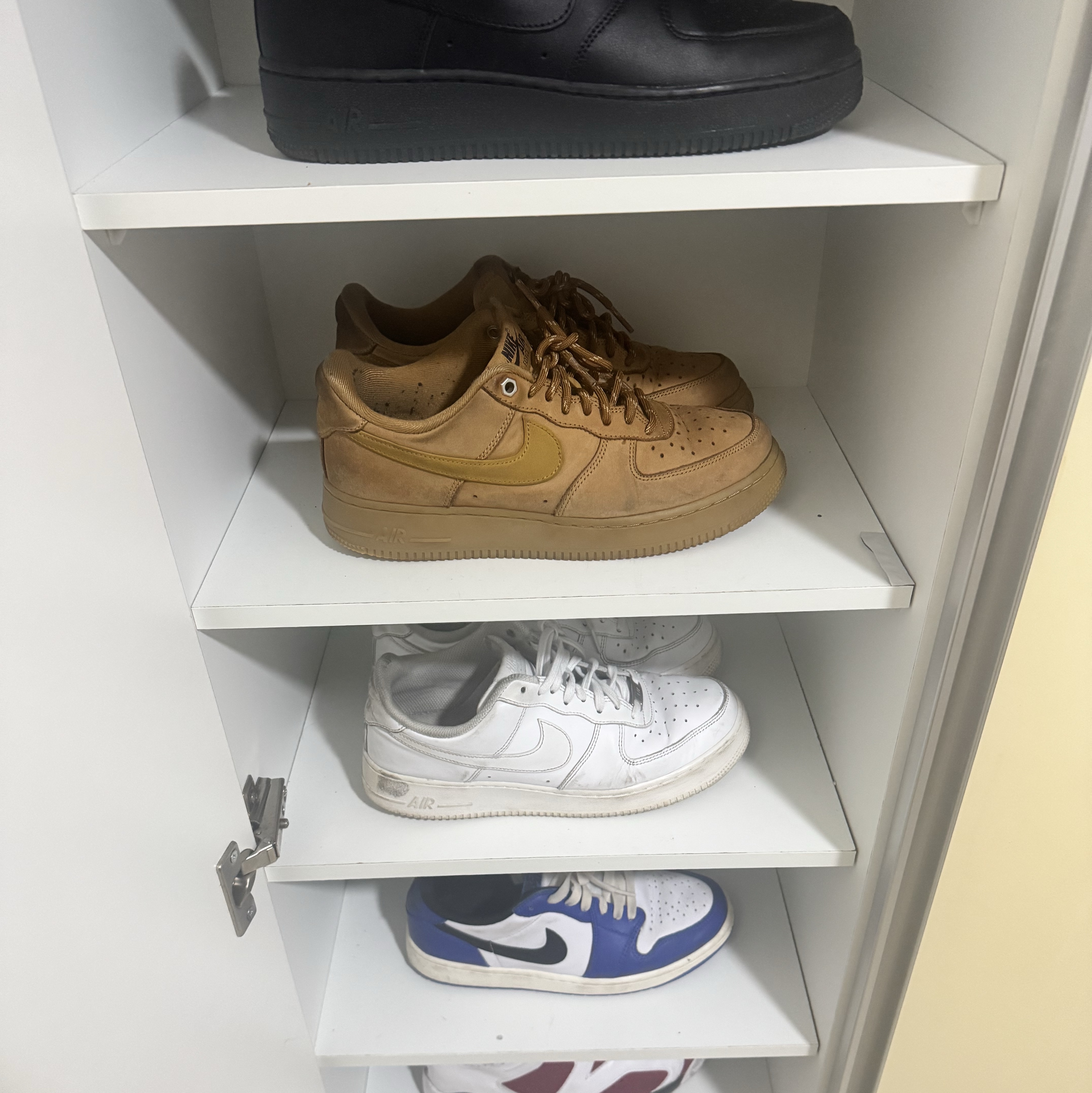 Nike Air Force 1 '07 Low Triple Black, (W) Nike Air Force 1 '07 WB Flax Wheat 착용 스타일