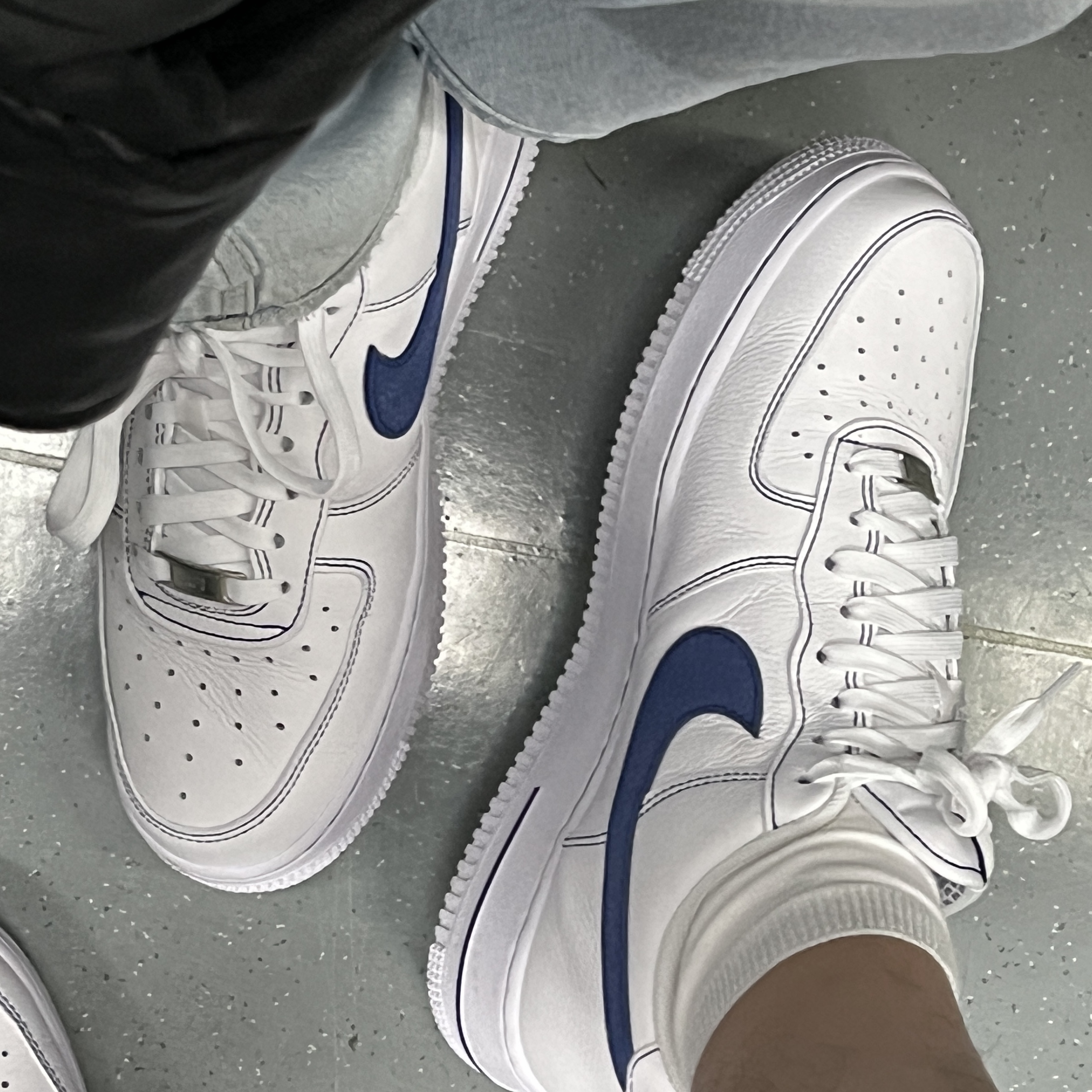 Nike Air Force 1 '07 LV8 White Deep Royal Blue 착용 스타일