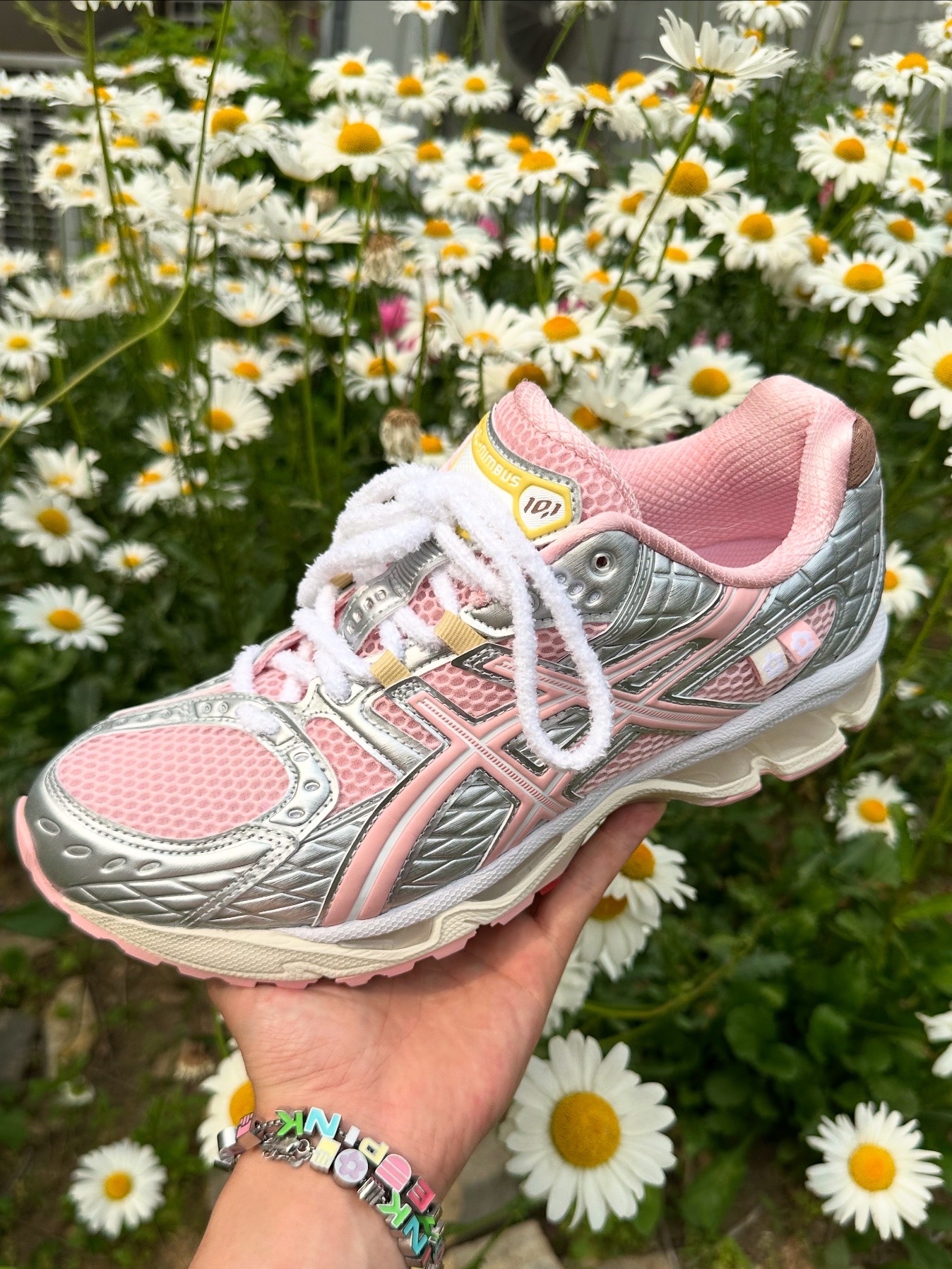 Asics x Atmos x Vandy The Pink Gel-Nimbus 10.1 Banana Split Strawberry, Pop Mart Labubu Let's Play Together Doll Series Sealed Case (1 Blind Box) 착용 스타일 - 3