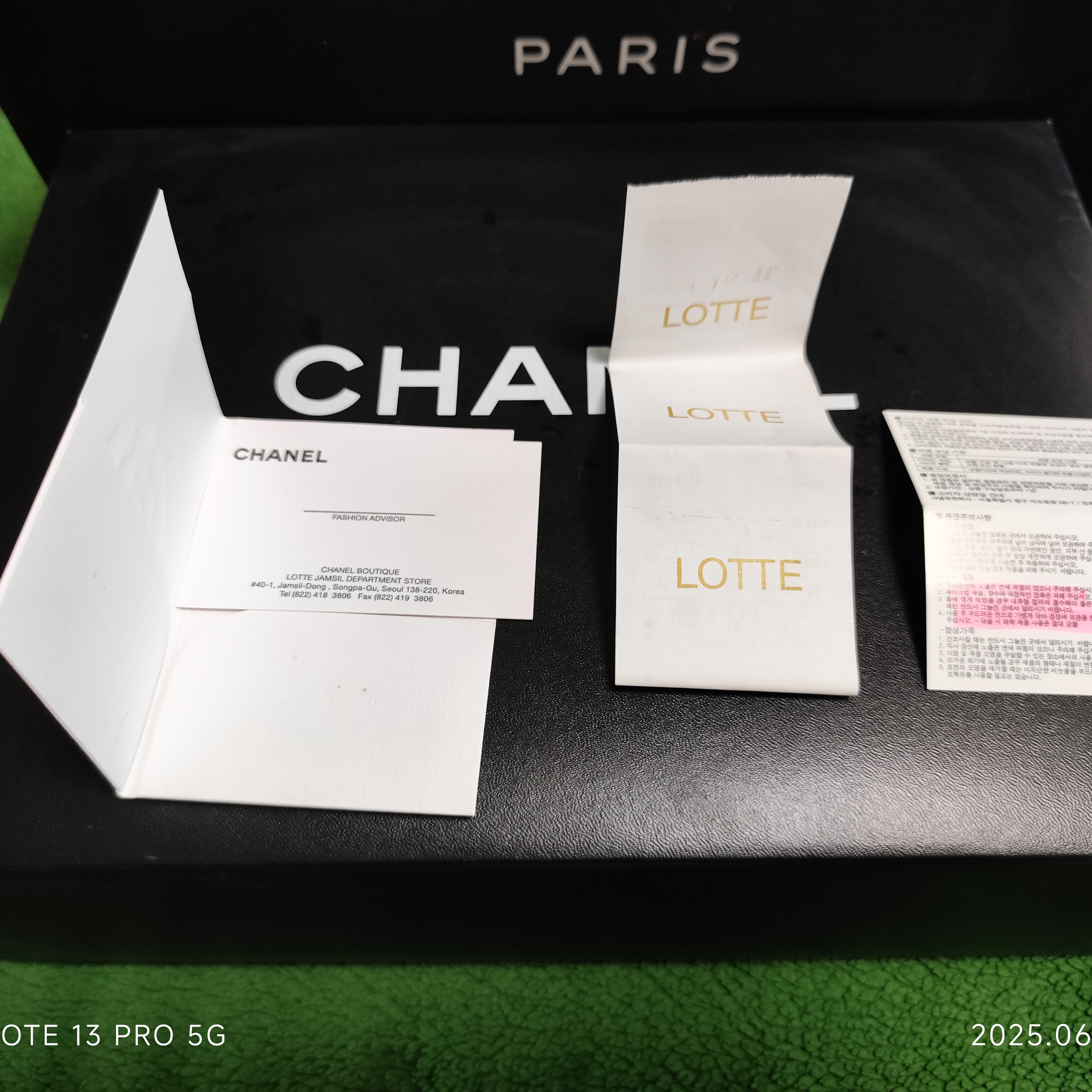 Chanel Classic 11.12 Handbag Grained Shiny Calfskin & Gold Dark Blue 착용 스타일 - 6