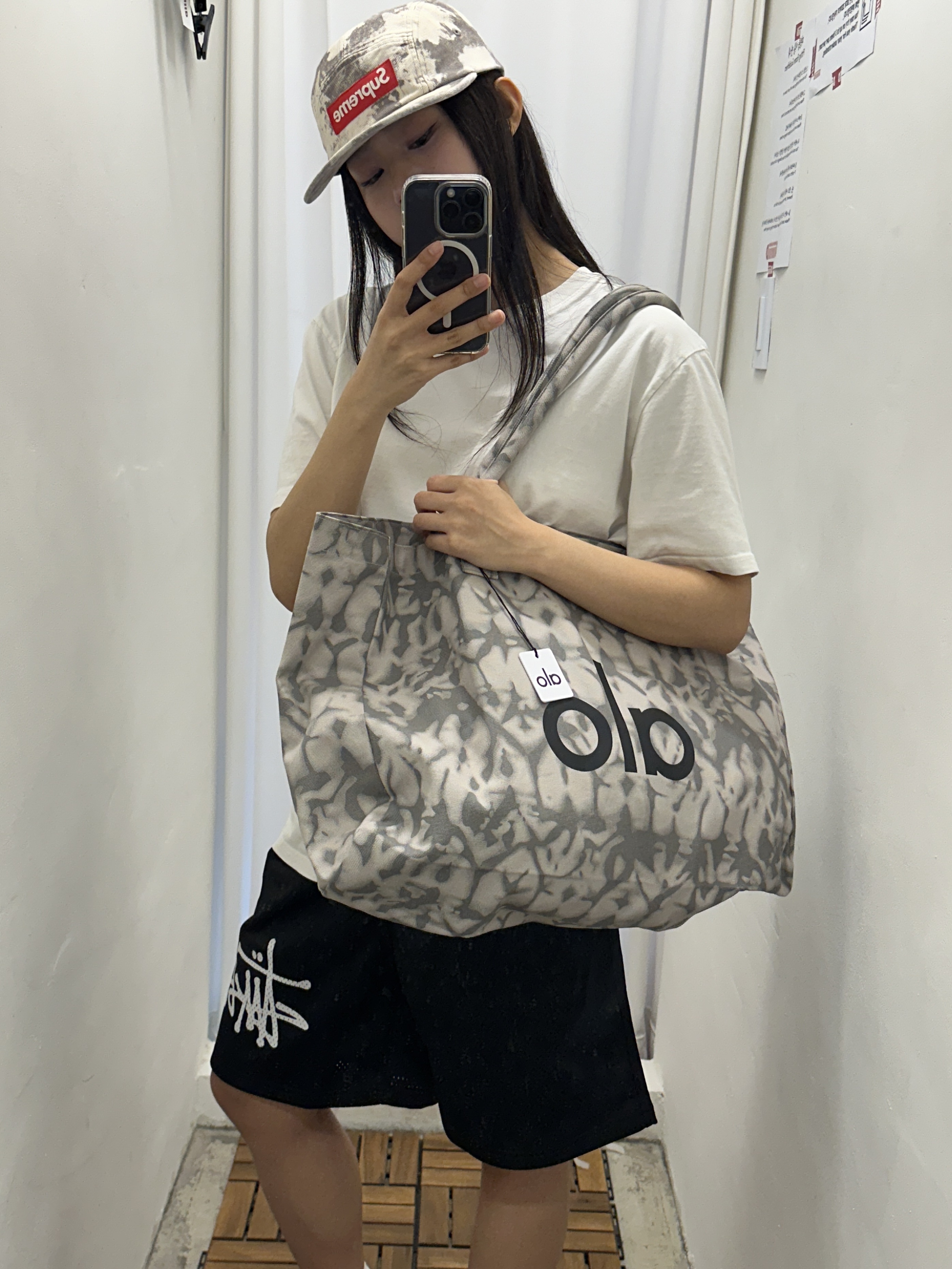 Denim Tears Biggie Cotton Wreath Sweat Shorts Black, Alo Yoga Iconic Shopper Tote Bag Grey Tiedye 착용 스타일 - 3