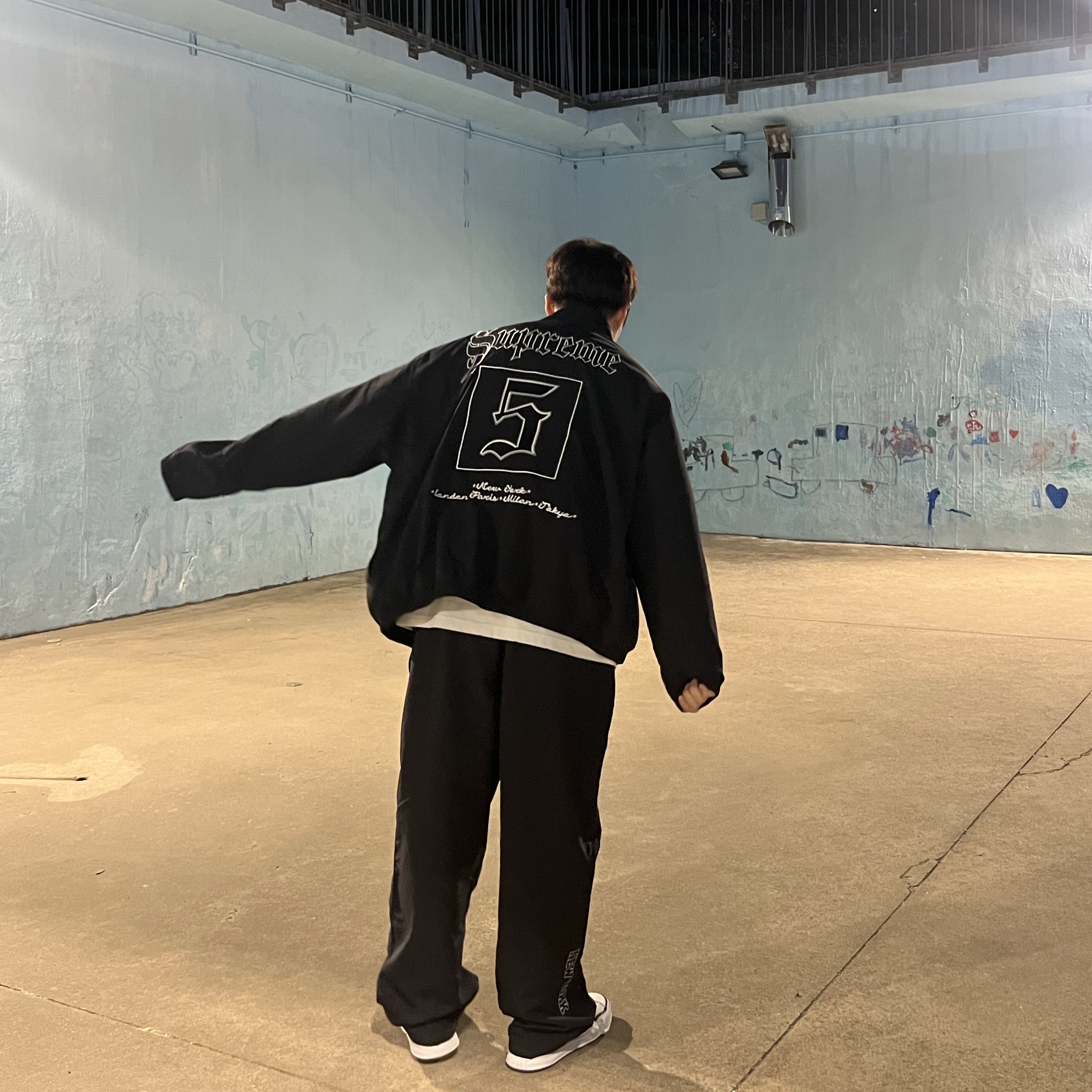 Supreme Old English Track Jacket Black - 25SS, Supreme Old English Track Pants Black - 25SS 착용 스타일 - 1