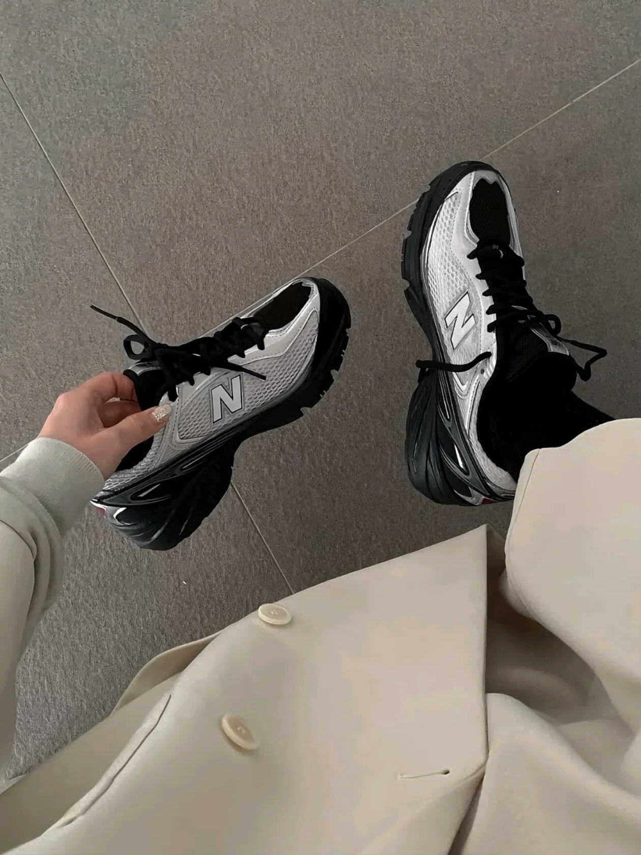 New Balance 509 Black Gray 착용 스타일 - 3