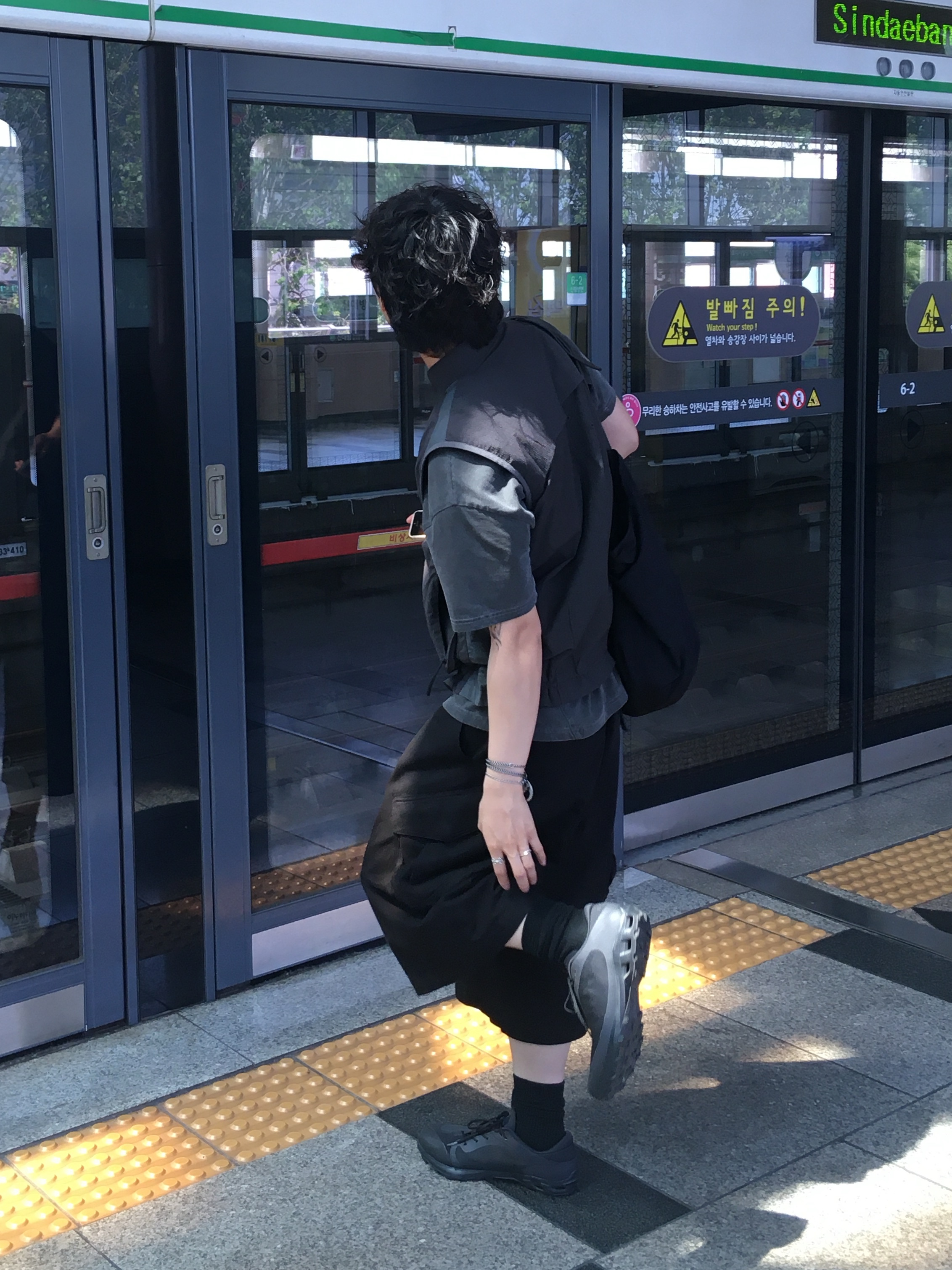 On Running x Post Archive Faction (Paf) Cloudventure Peak All Black, Sansan Gear Terraface Vest Charcoal 착용 스타일