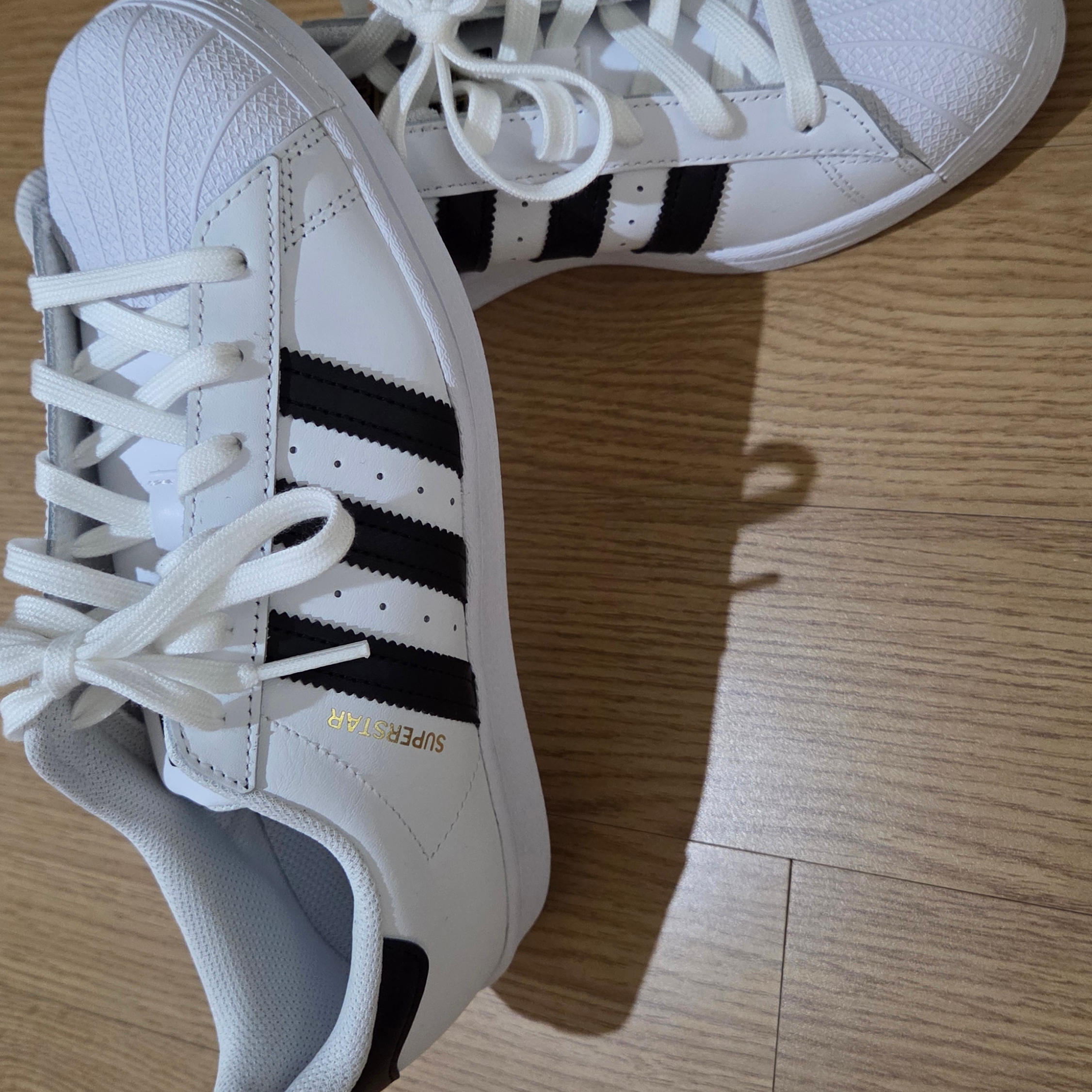 Adidas Superstar White Black 착용 스타일 - 2