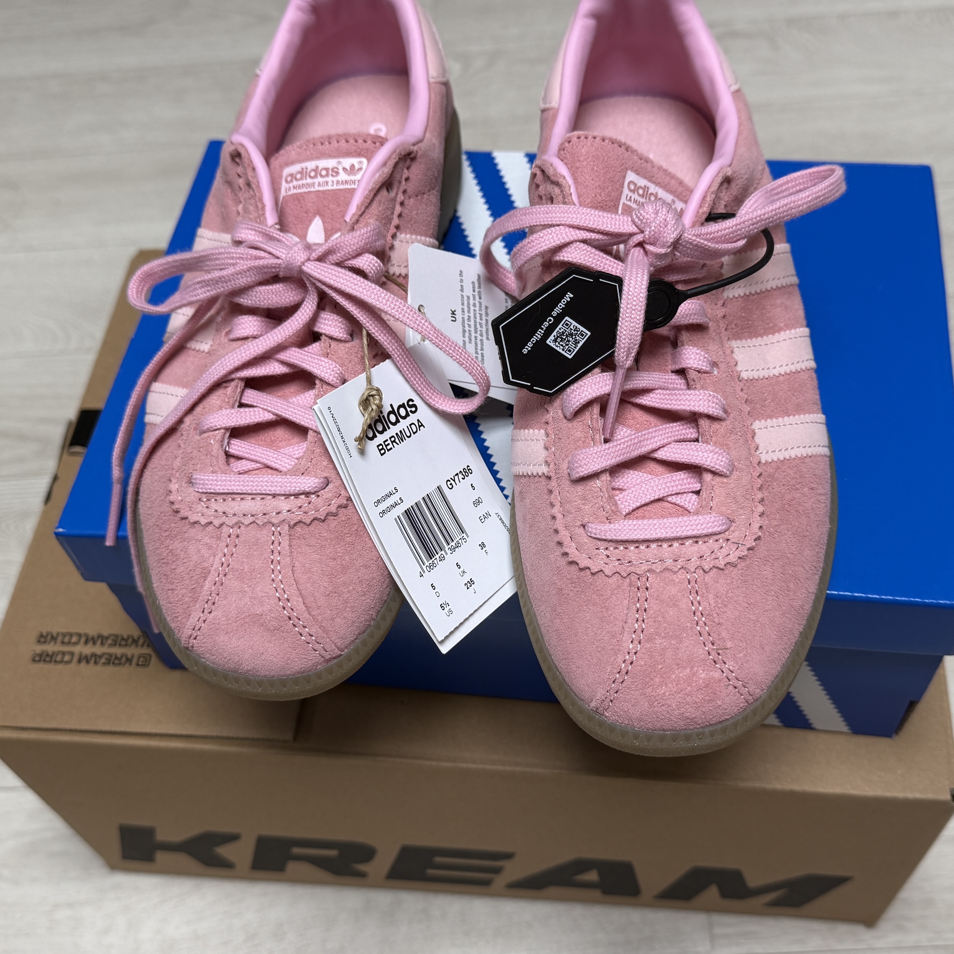 Adidas Bermuda Glow Pink 착용 스타일