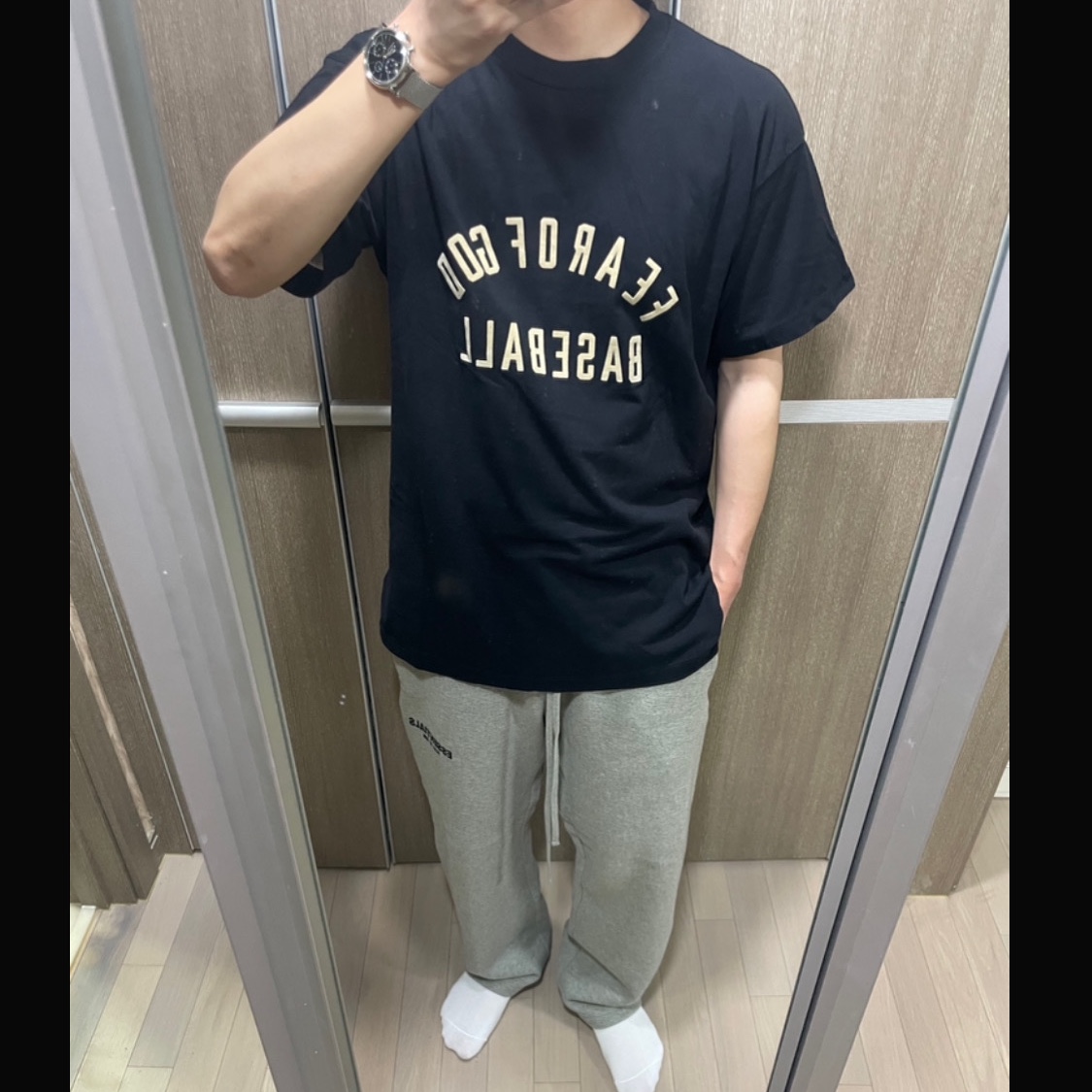 Fear of God Baseball T-Shirt Vintage Black, Essentials The Core Collection Relaxed Sweatpants Dark Oatmeal 착용 스타일
