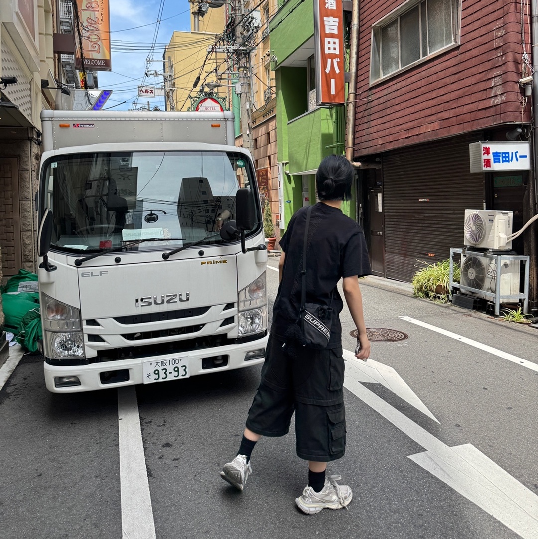 Project G/R Oversized Convertible Cargo Pants Coated Black, (W) Balenciaga 3XL Sneakers Light Beige 착용 스타일