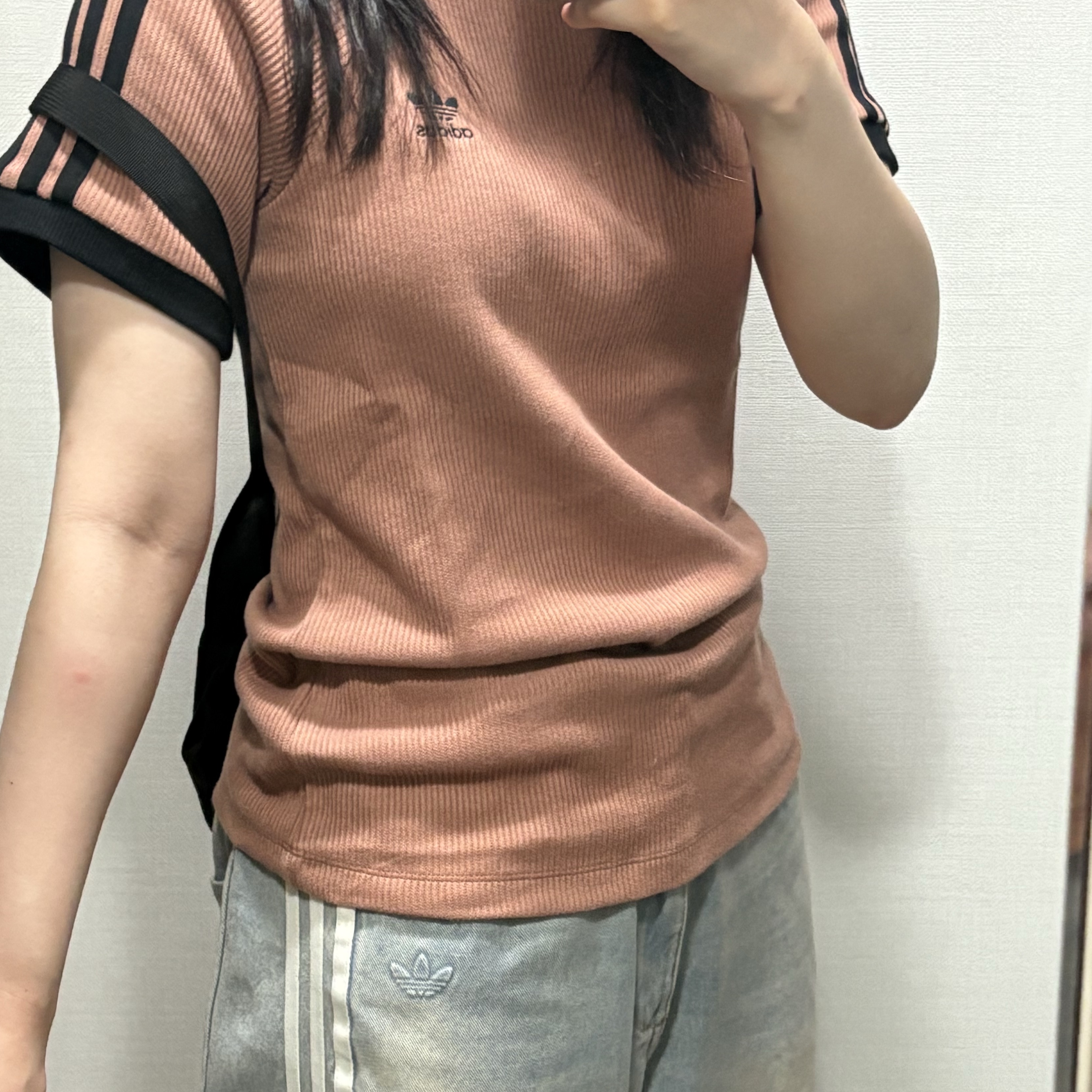(W) Adidas 3-Stripes Slim T-Shirt Clay Strata - KR Sizing, (W) Adidas Adilenium Season 3 Banana Fitted Washed Denim Pants Blue - KR Sizing 착용 스타일 - 2