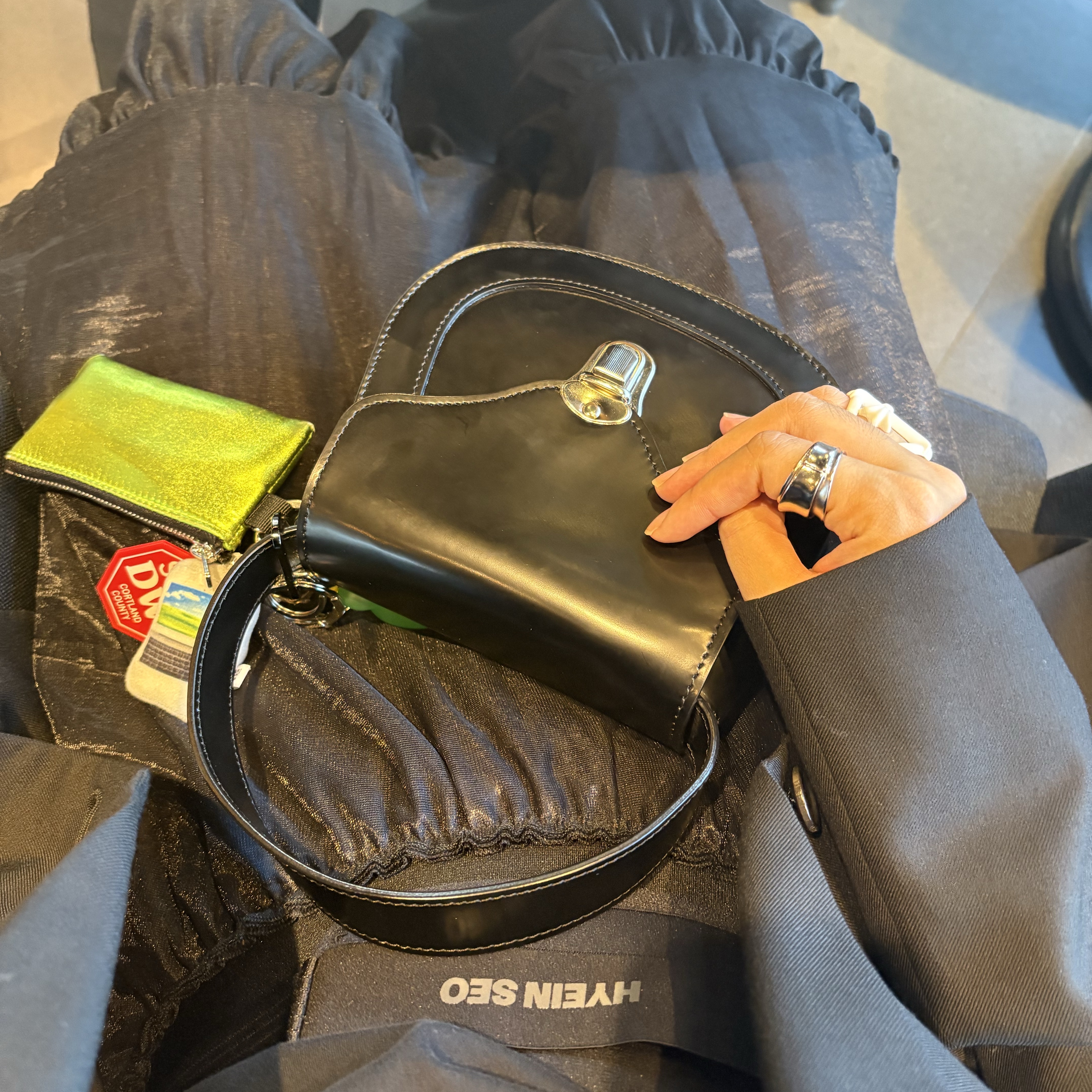 Comme des Garcons Fold Over Top Mini Bag Black, Chrome Hearts Silichrome Infinity CH Cross Ring White - 2022/2023 착용 스타일 - 2