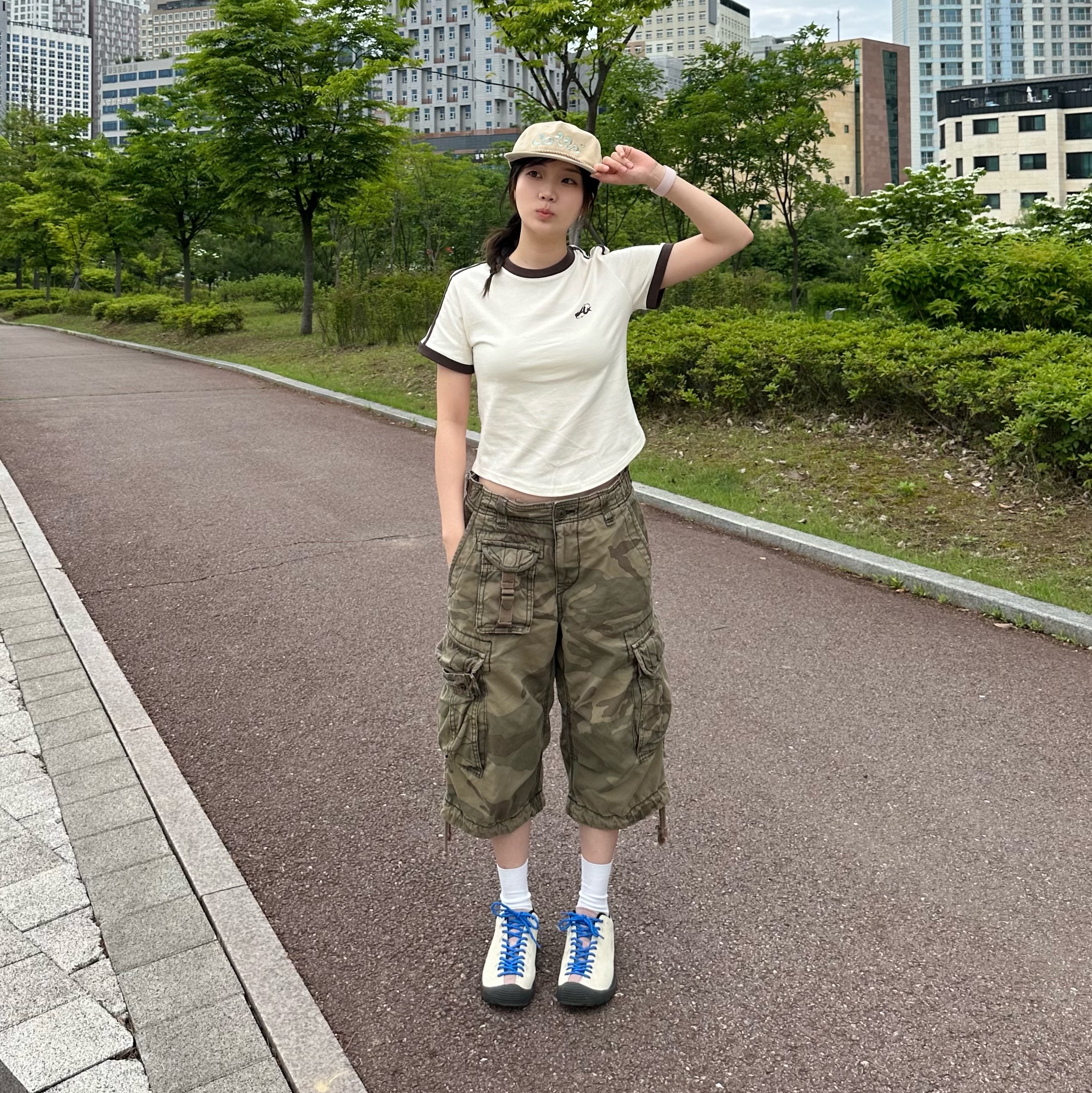(W) Keen Jasper Suede Sneakers Birch Fawn 착용 스타일 - 4