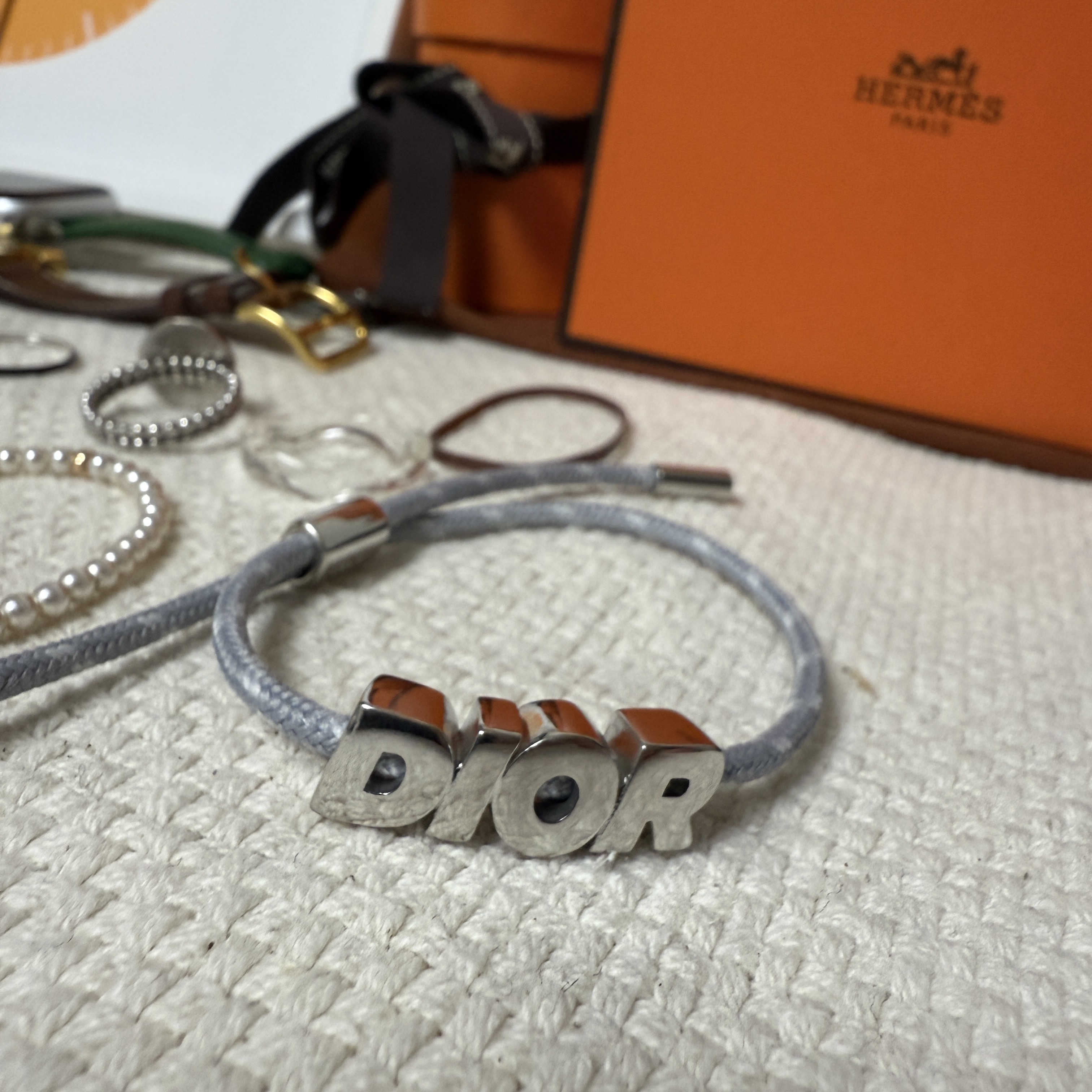 Dior Italic Bracelet Silver Finish Brass Gray Cord 착용 스타일