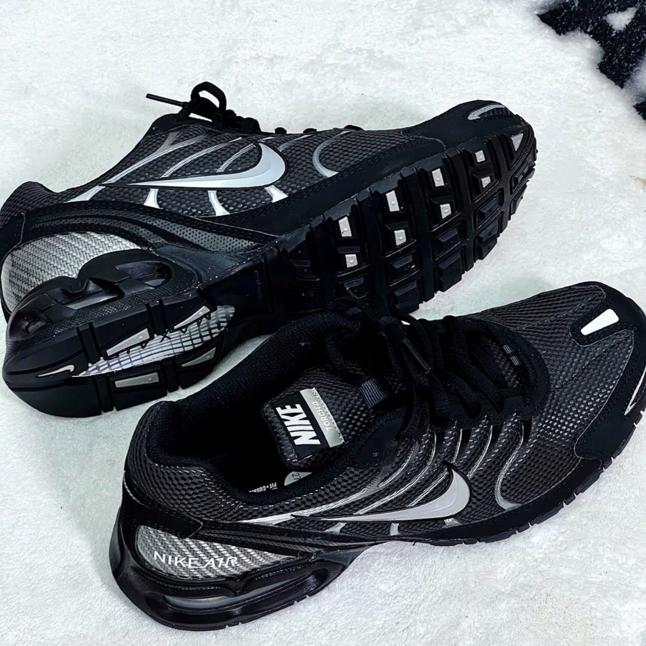 Nike Air Max Torch 4 Anthracite Metallic Silver 착용 스타일 - 3