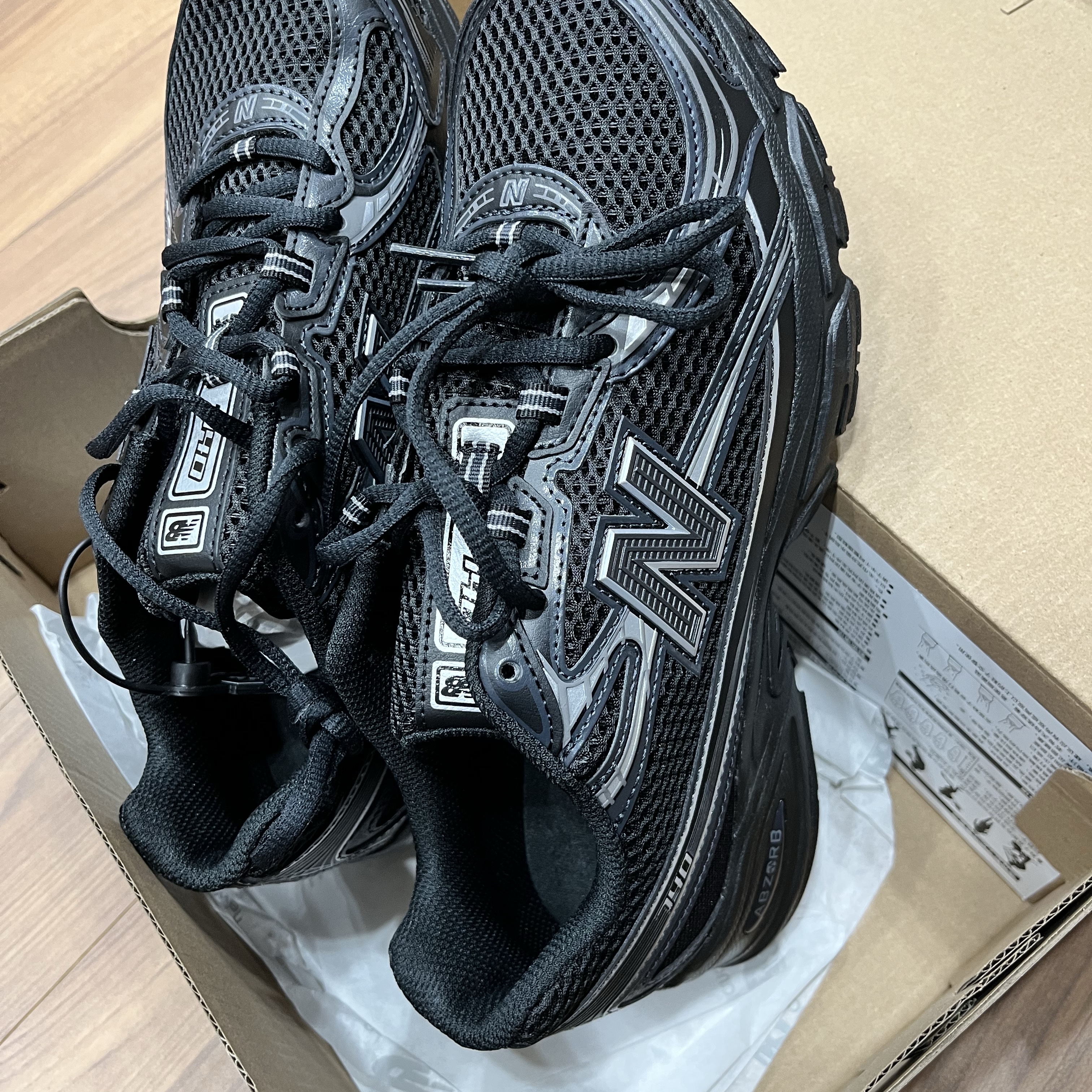 New Balance 740v2 Black Silver Metallic 착용 스타일