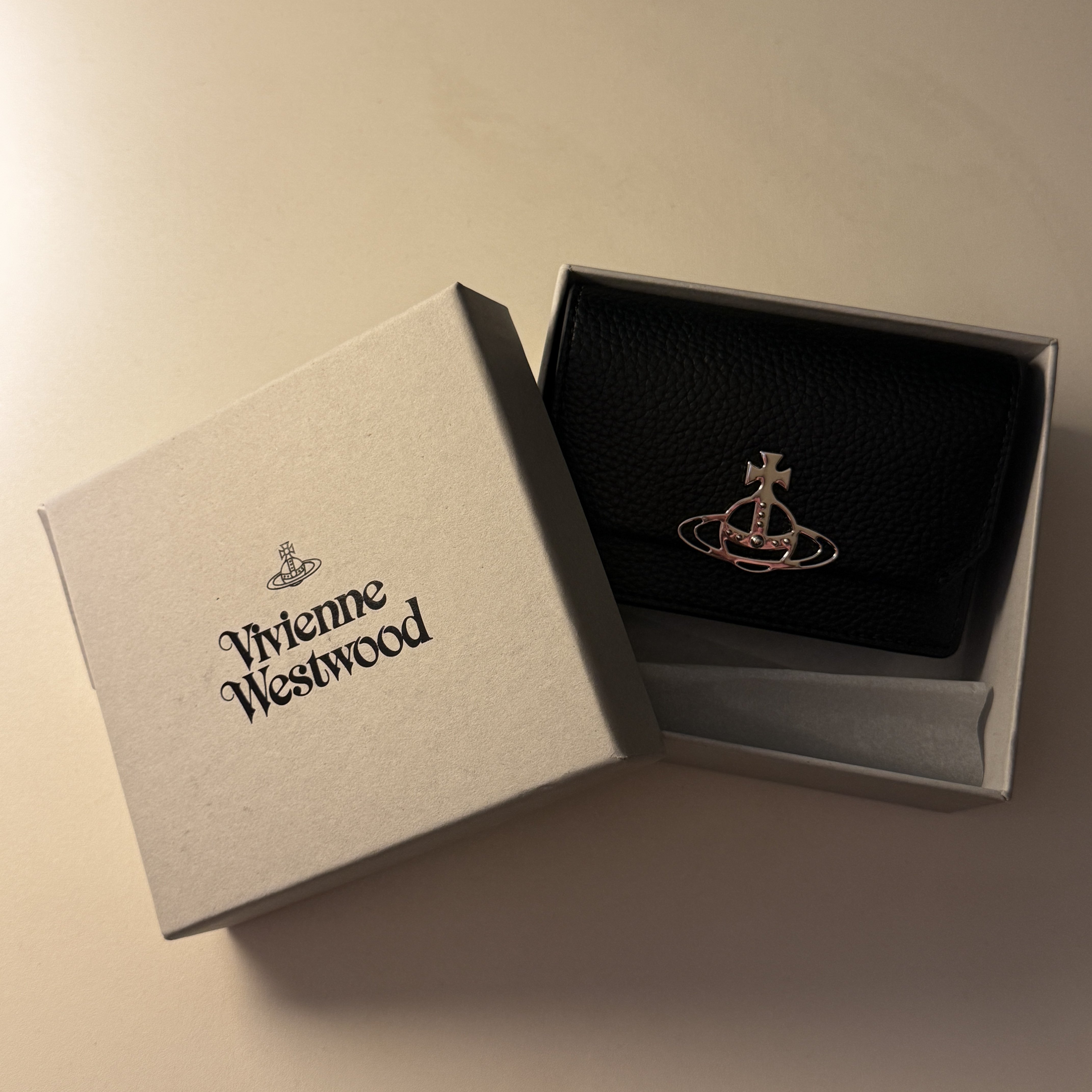 Vivienne Westwood Orb Plaque Folded Wallet Black 착용 스타일