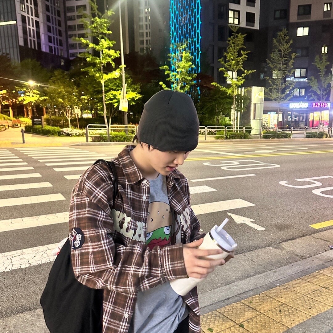 GU x Undercover Graphic T-Shirt Undercover 3 Gray, Xlim Synopsis 01 Bag Black 착용 스타일 - 2