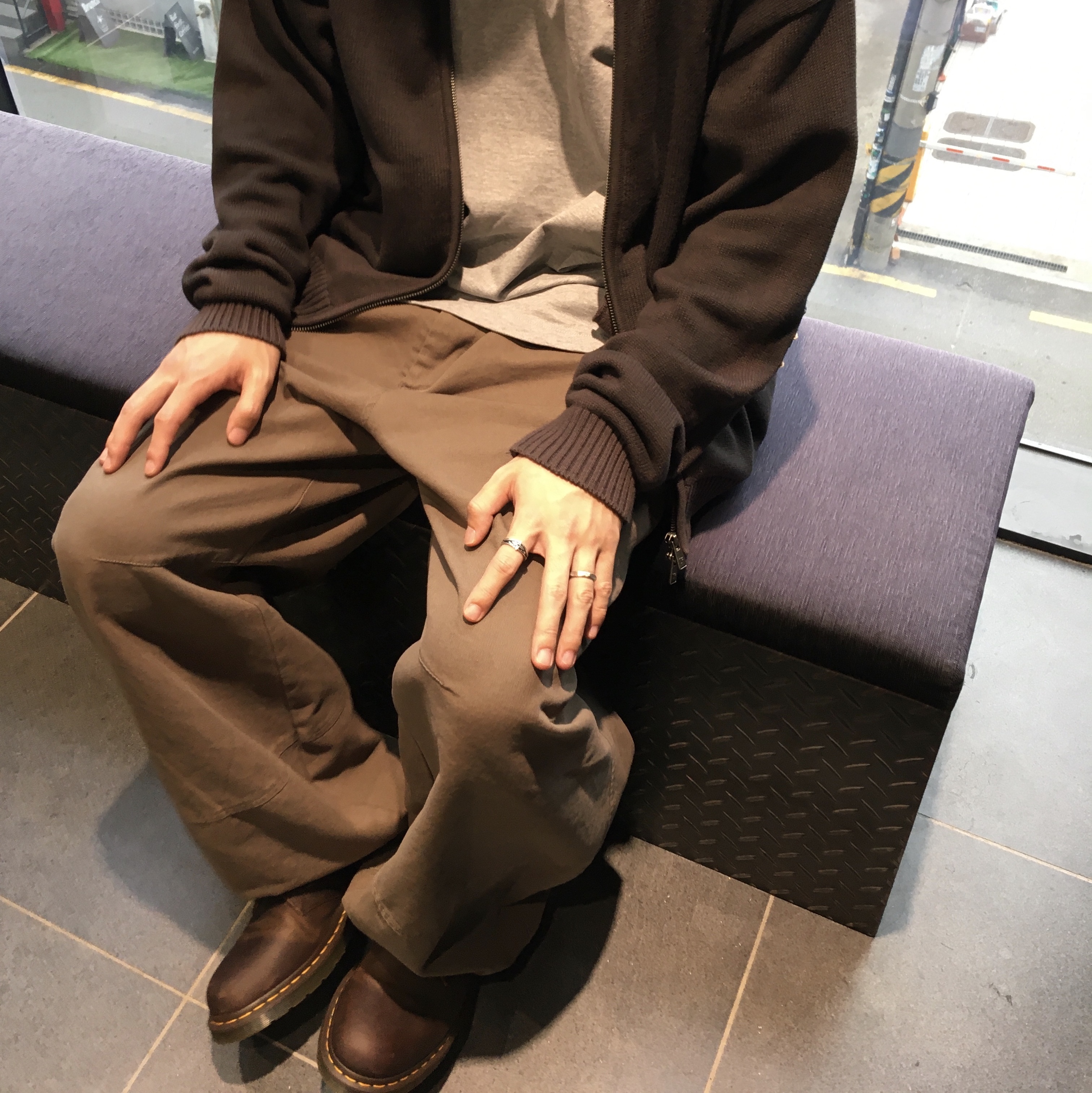 Dr. Martens 1461 Crazy Horse Dark Brown, Hatchingroom Volume Pants Oxford Washed Dark Beige 착용 스타일