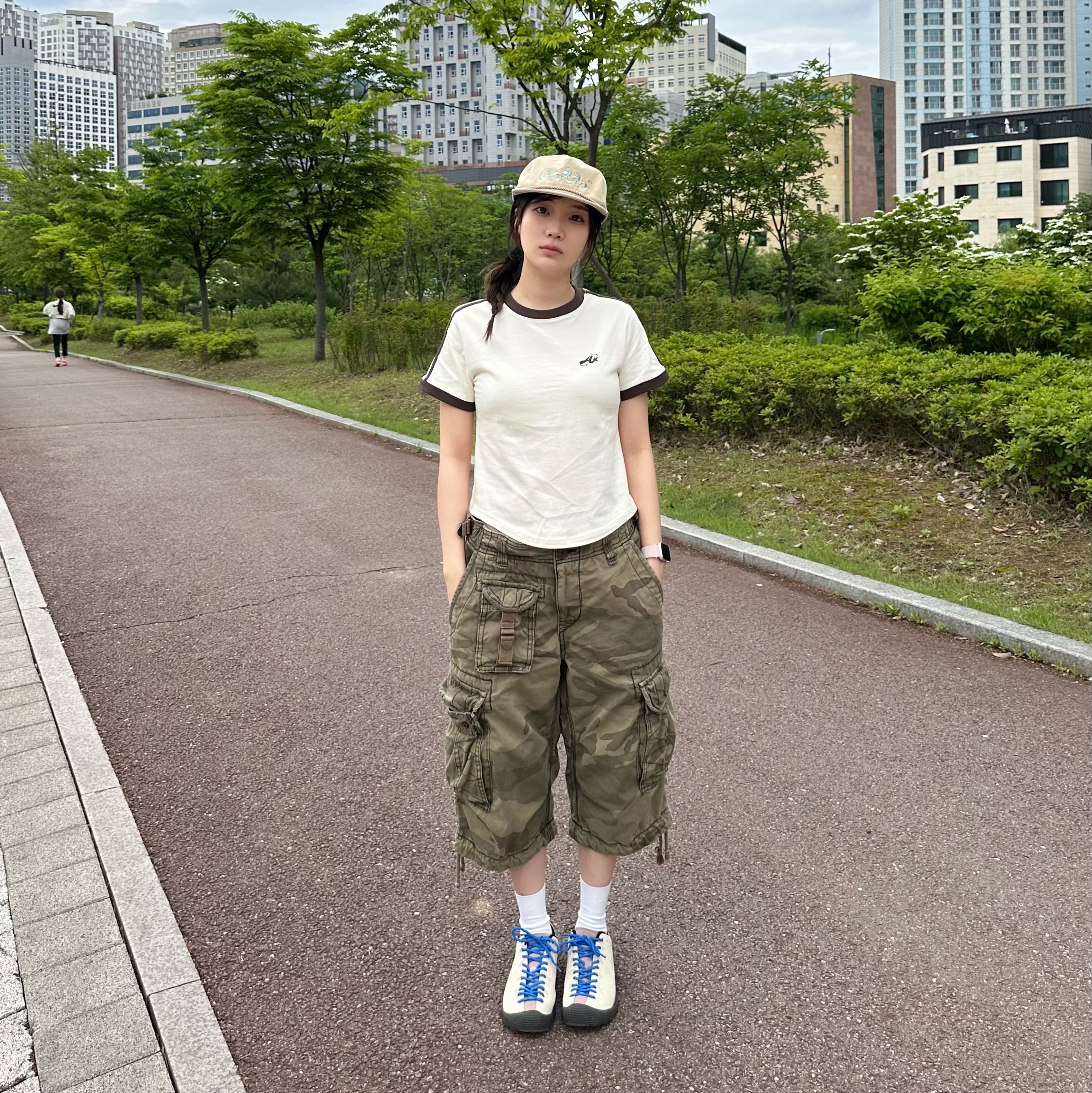 (W) Keen Jasper Suede Sneakers Birch Fawn 착용 스타일 - 5