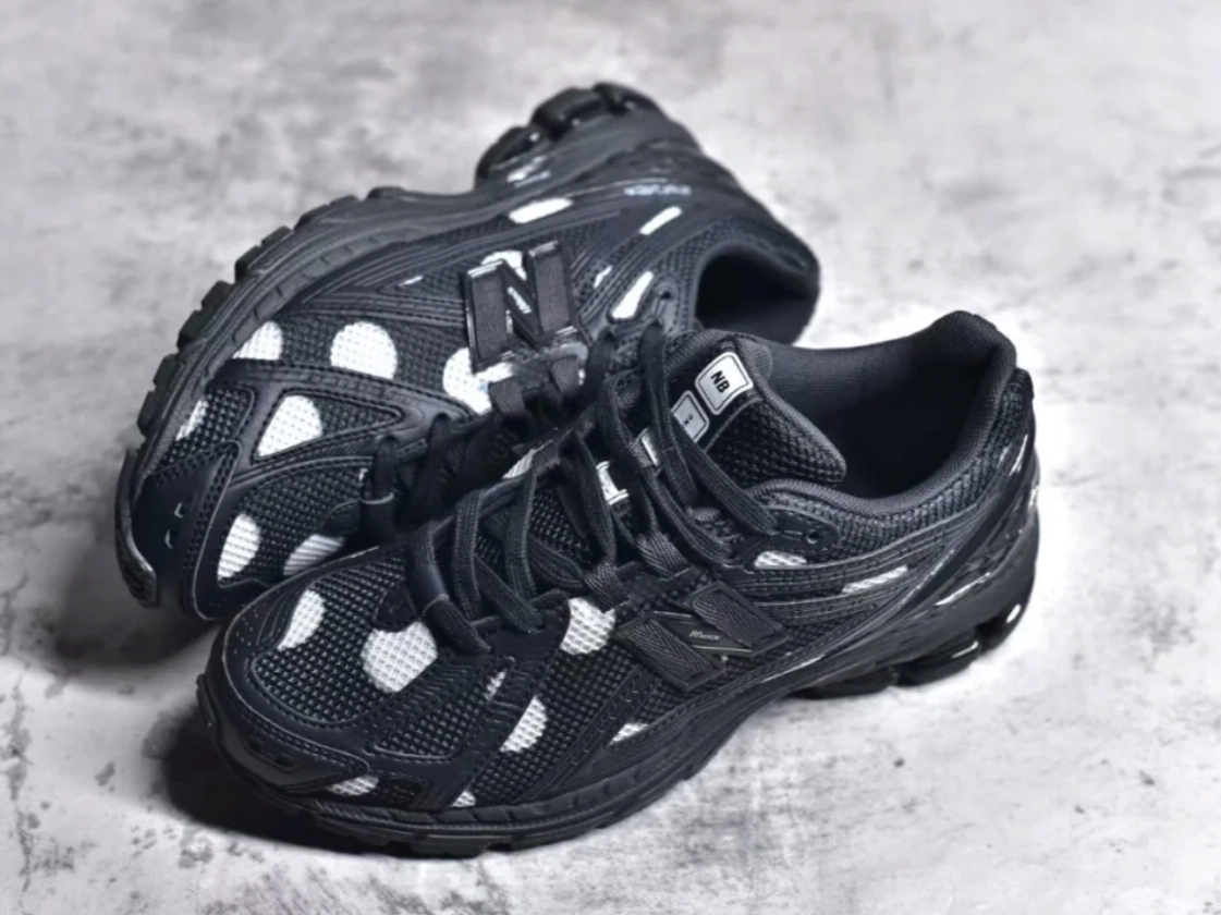 New Balance 1906R Polka Dot Black 착용 스타일