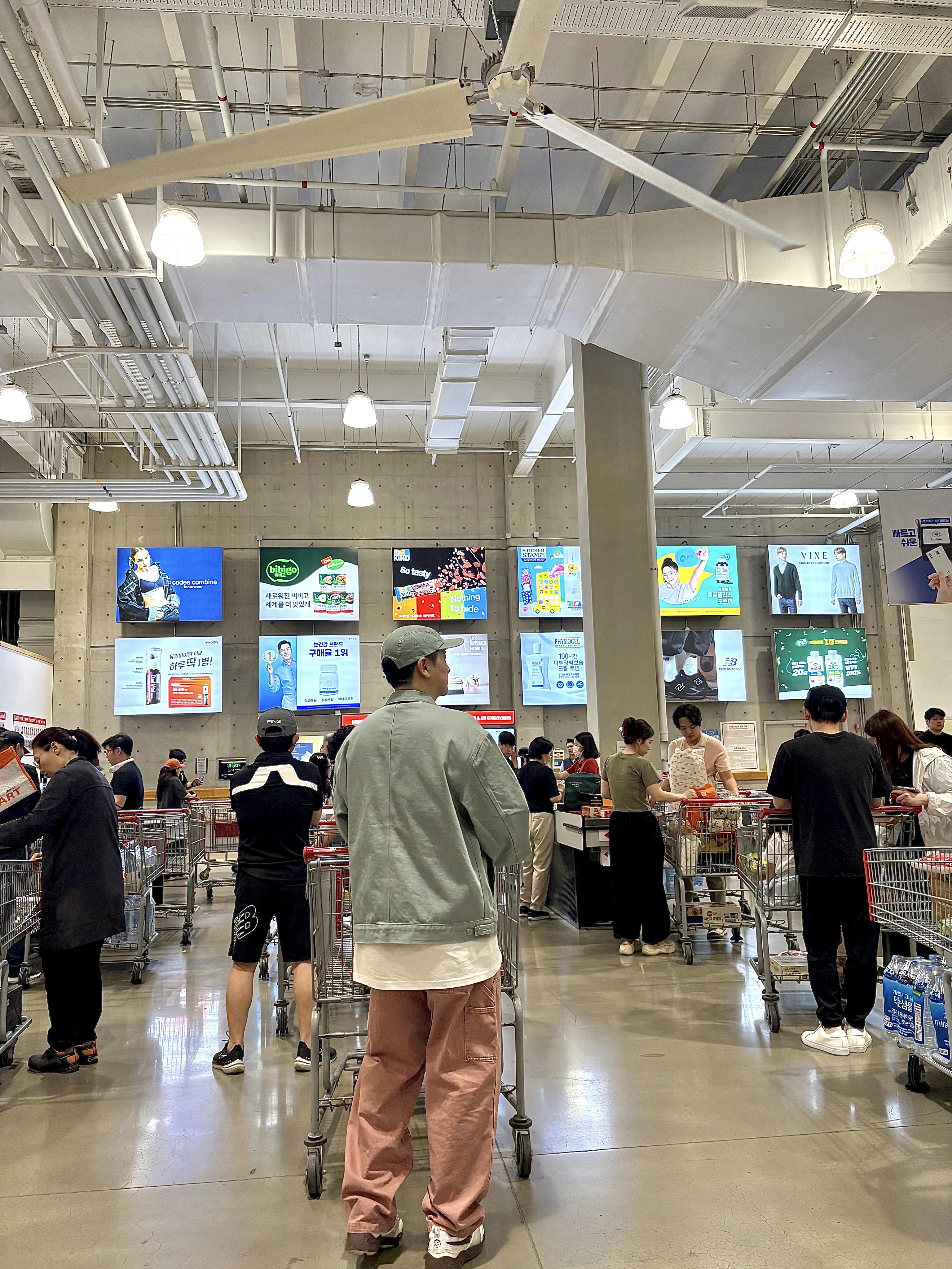 Supreme Denim Chore Trucker Jacket Mint - 24SS, Nike x Travis Scott Zoom Field Jaxx White and Light Chocolate 착용 스타일 - 2
