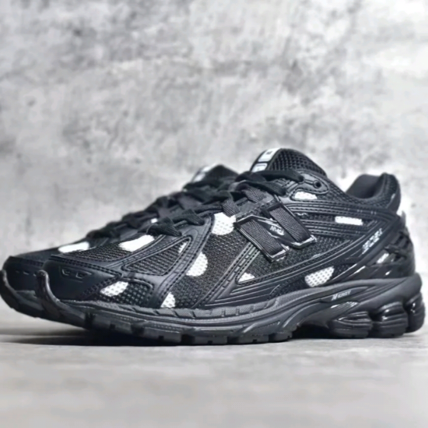 New Balance 1906R Polka Dot Black 착용 스타일