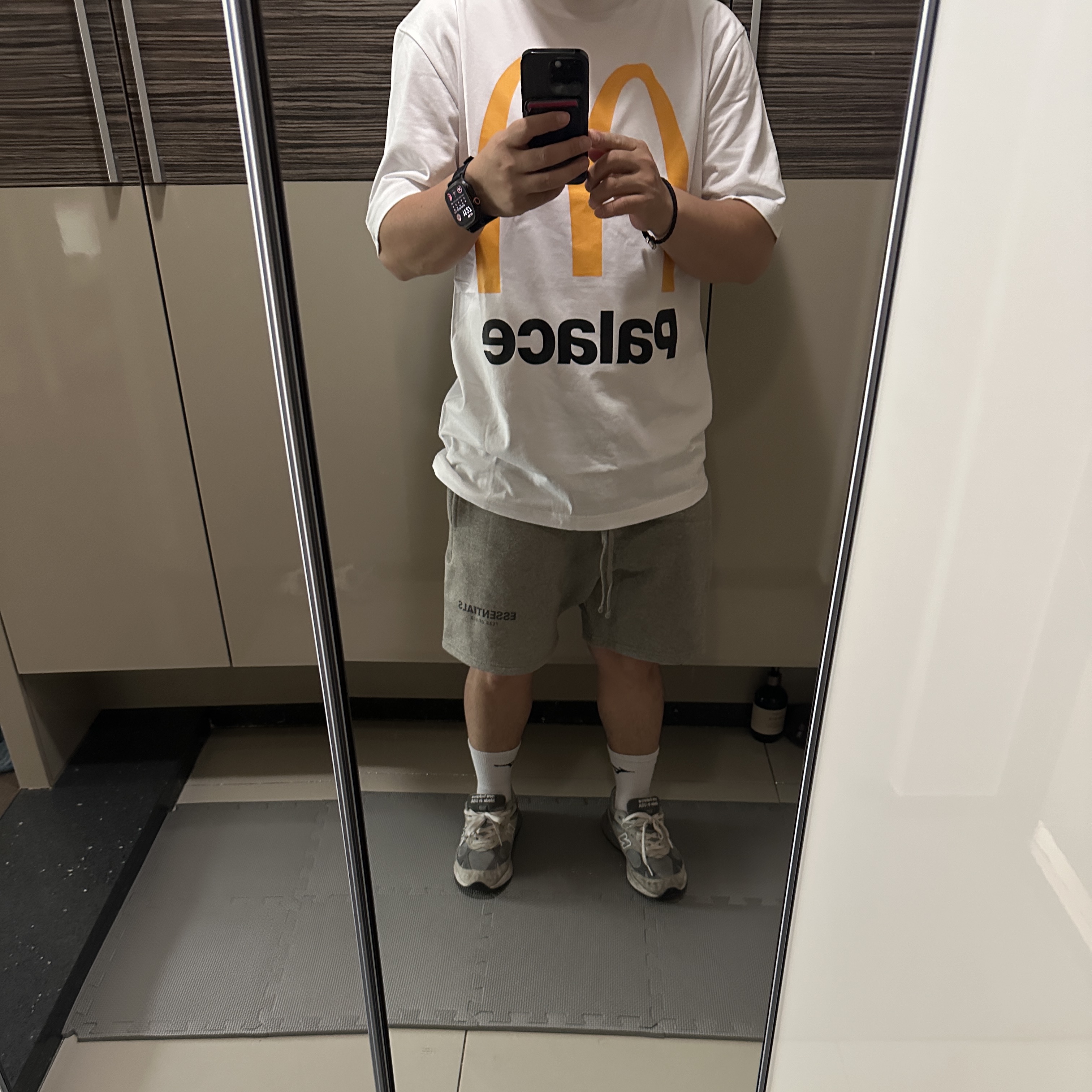 Palace x McDonald's Logo T-Shirt White - 23FW, Essentials The Core Collection Sweatshorts Heather Oatmeal 착용 스타일