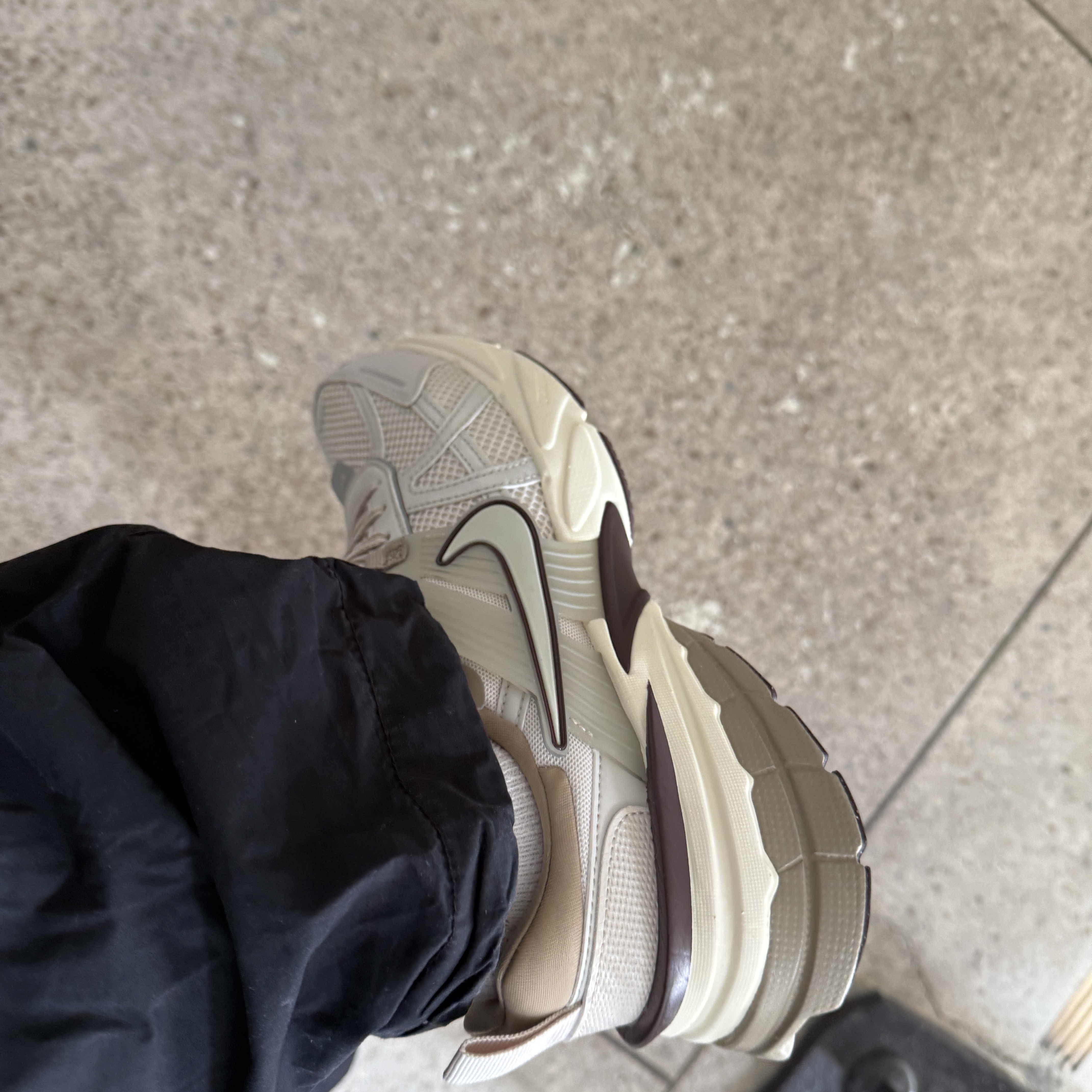Nike V2K Run Light Orewood Brown Khaki 착용 스타일 - 1