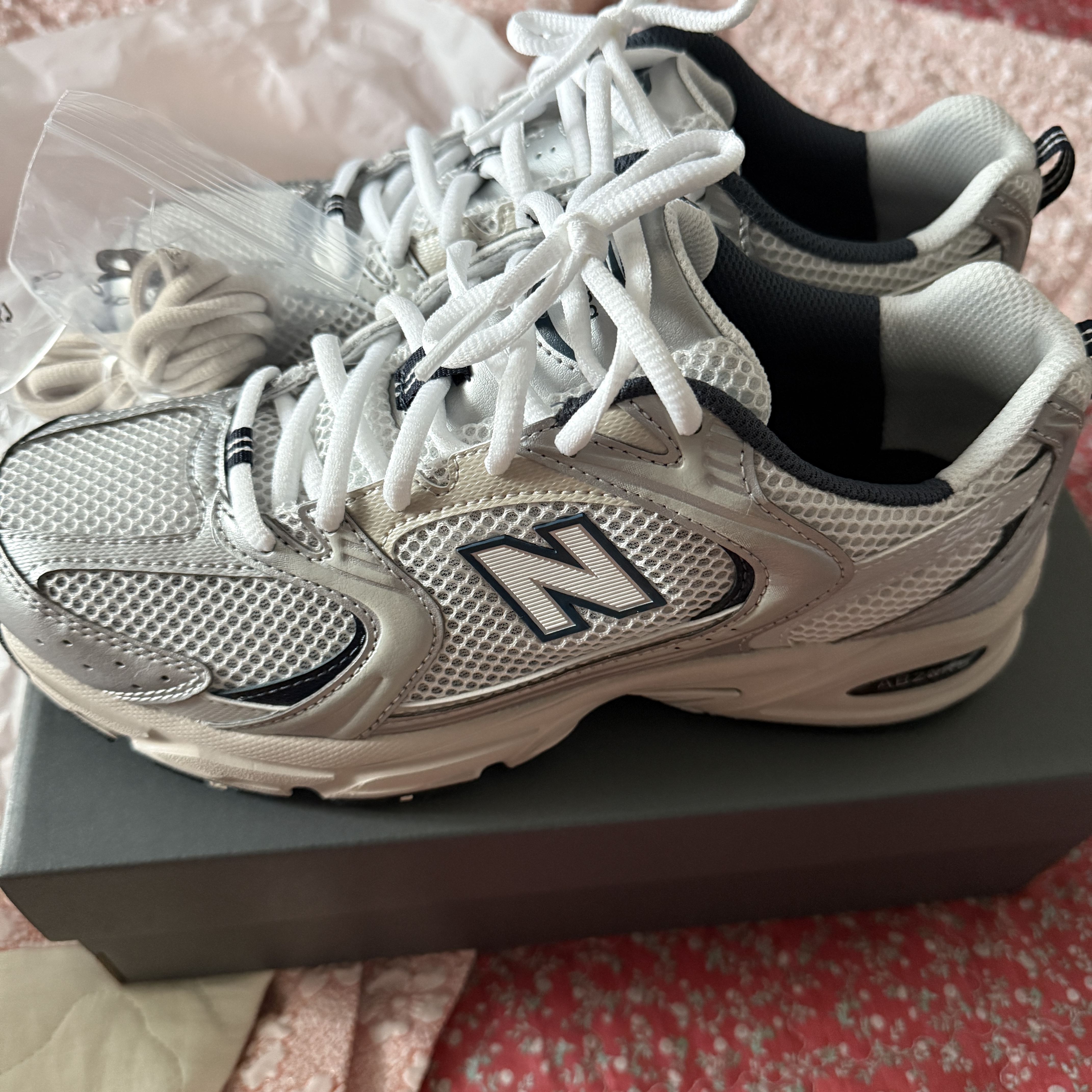 New Balance 530 Steel Grey 착용 스타일 - 1