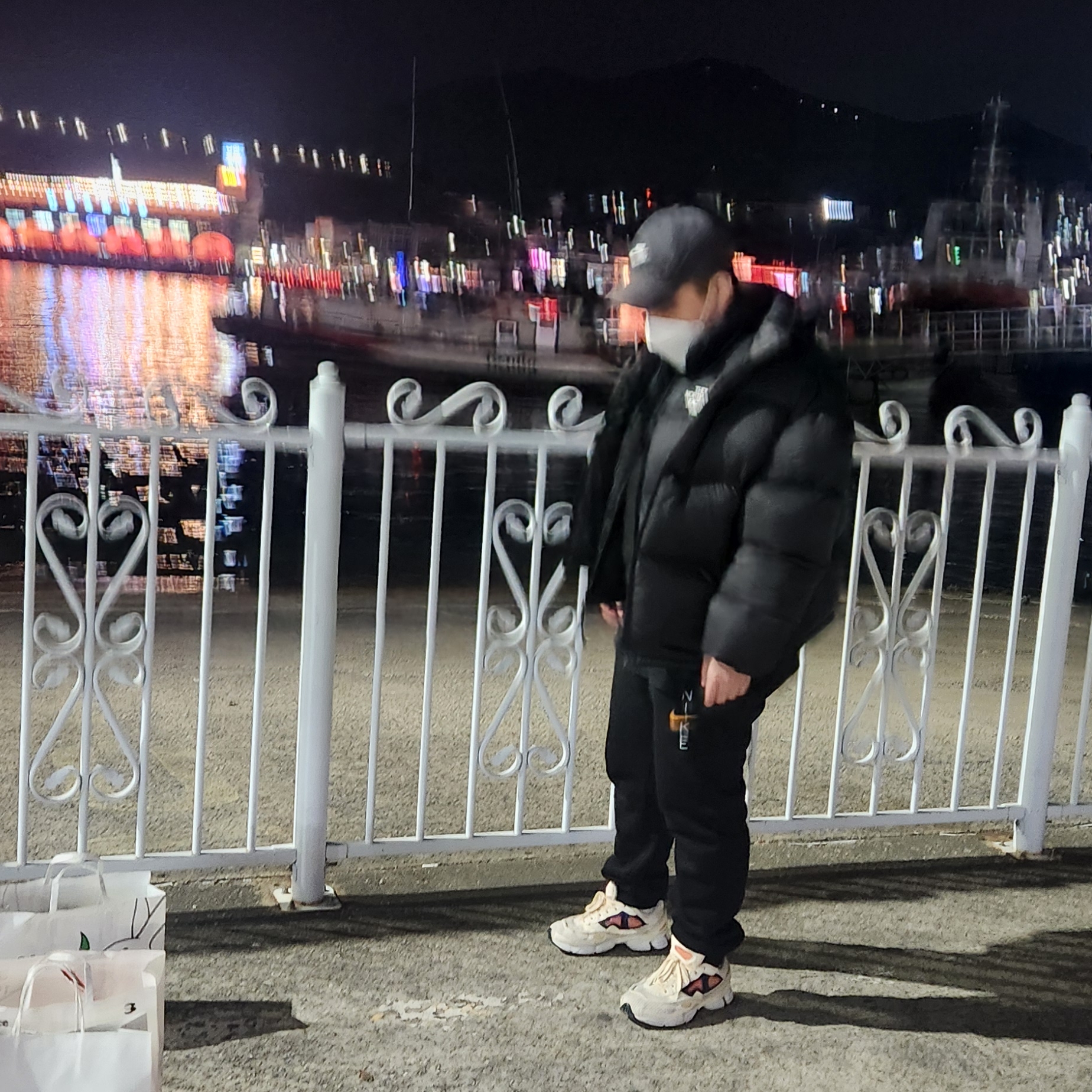 Adidas x Raf Simons Ozweego 2 Chalk White, The North Face Diablo Down Vest Black 착용 스타일