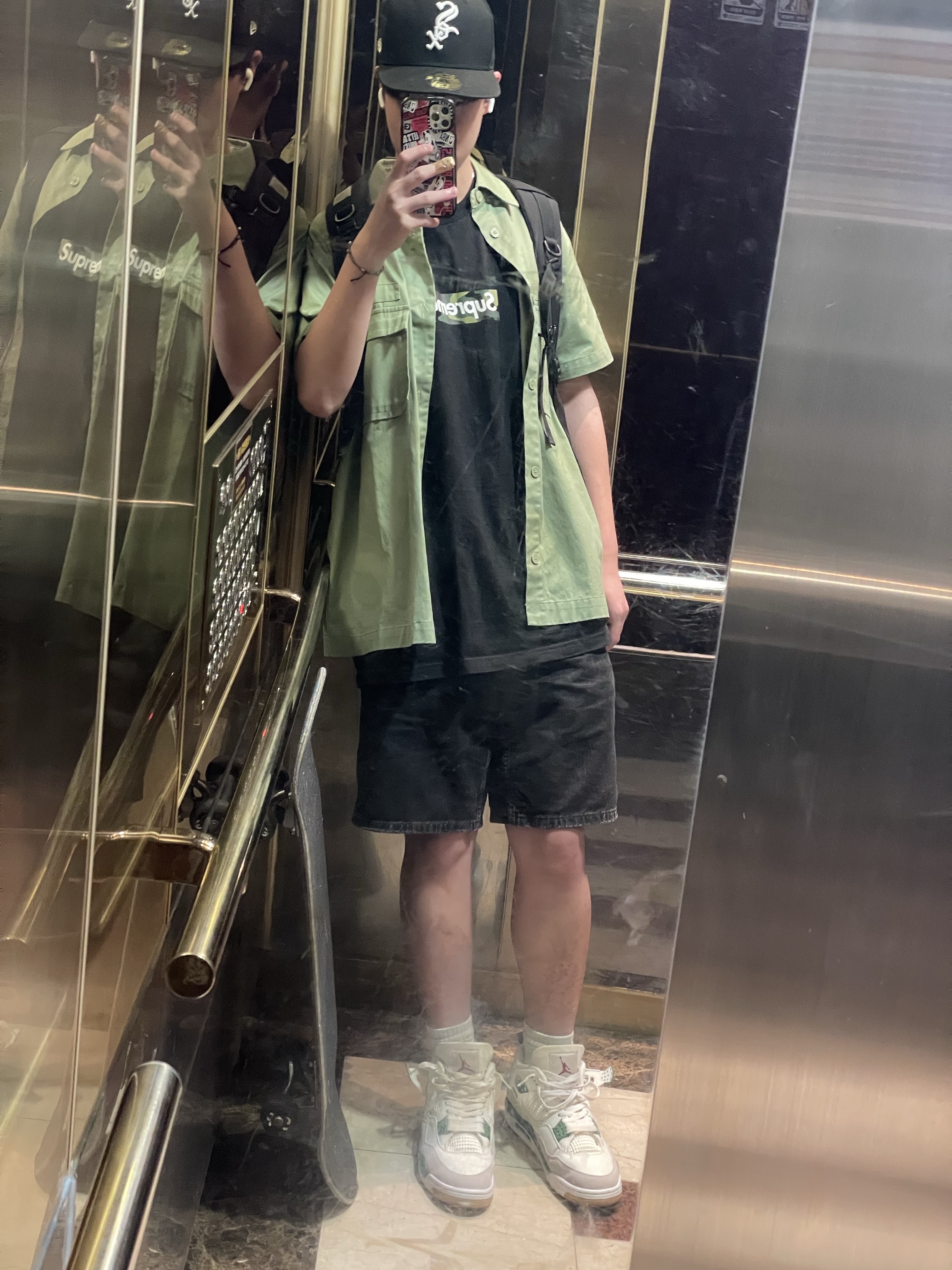 Supreme Box Logo T-Shirt Black - 23FW, Jordan 4 x Nike SB Retro SP Pine Green 착용 스타일